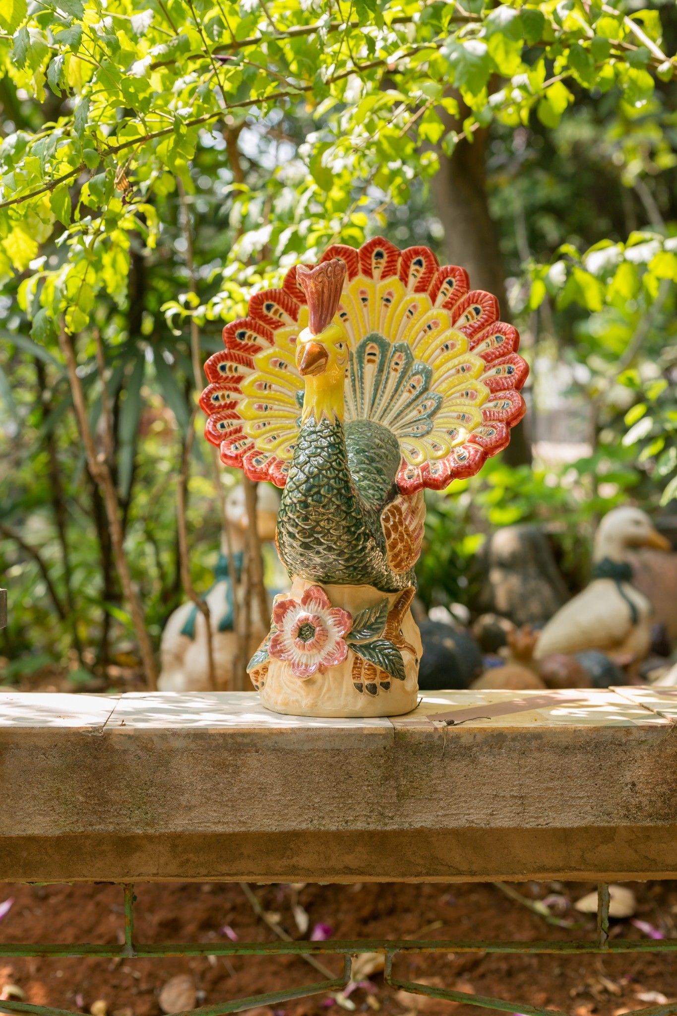 Công mỹ nghệ xòe đuôi vàng đỏ, gốm mỹ nghệ Nam bộ, C35 x R30cm