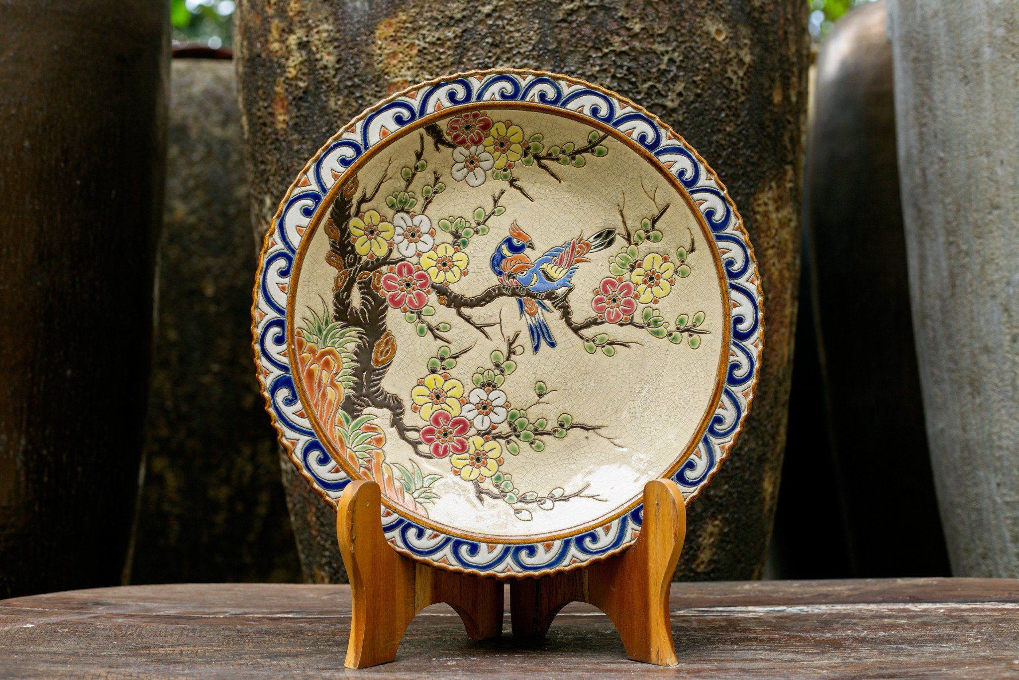 Đĩa mỹ nghệ đề tài Hoa Cúc size nhỏ, gốm thủ công Nam Bộ, D32 cm