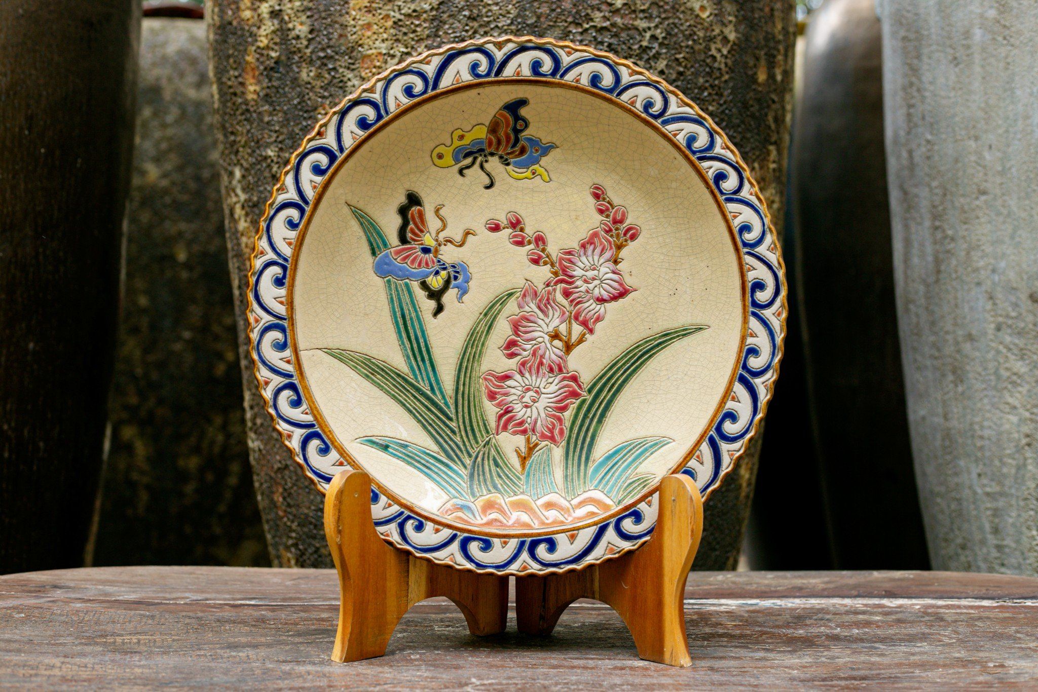 Đĩa mỹ nghệ đề tài Hoa Cúc size nhỏ, gốm thủ công Nam Bộ, D32 cm