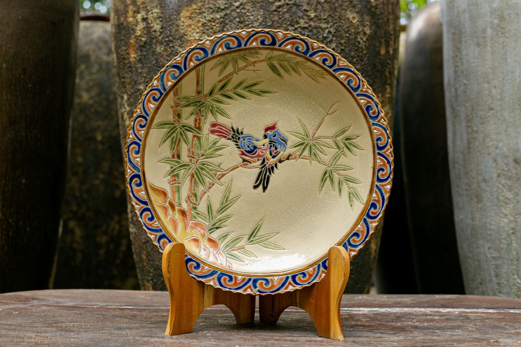 Đĩa mỹ nghệ đề tài Hoa Cúc size nhỏ, gốm thủ công Nam Bộ, D32 cm