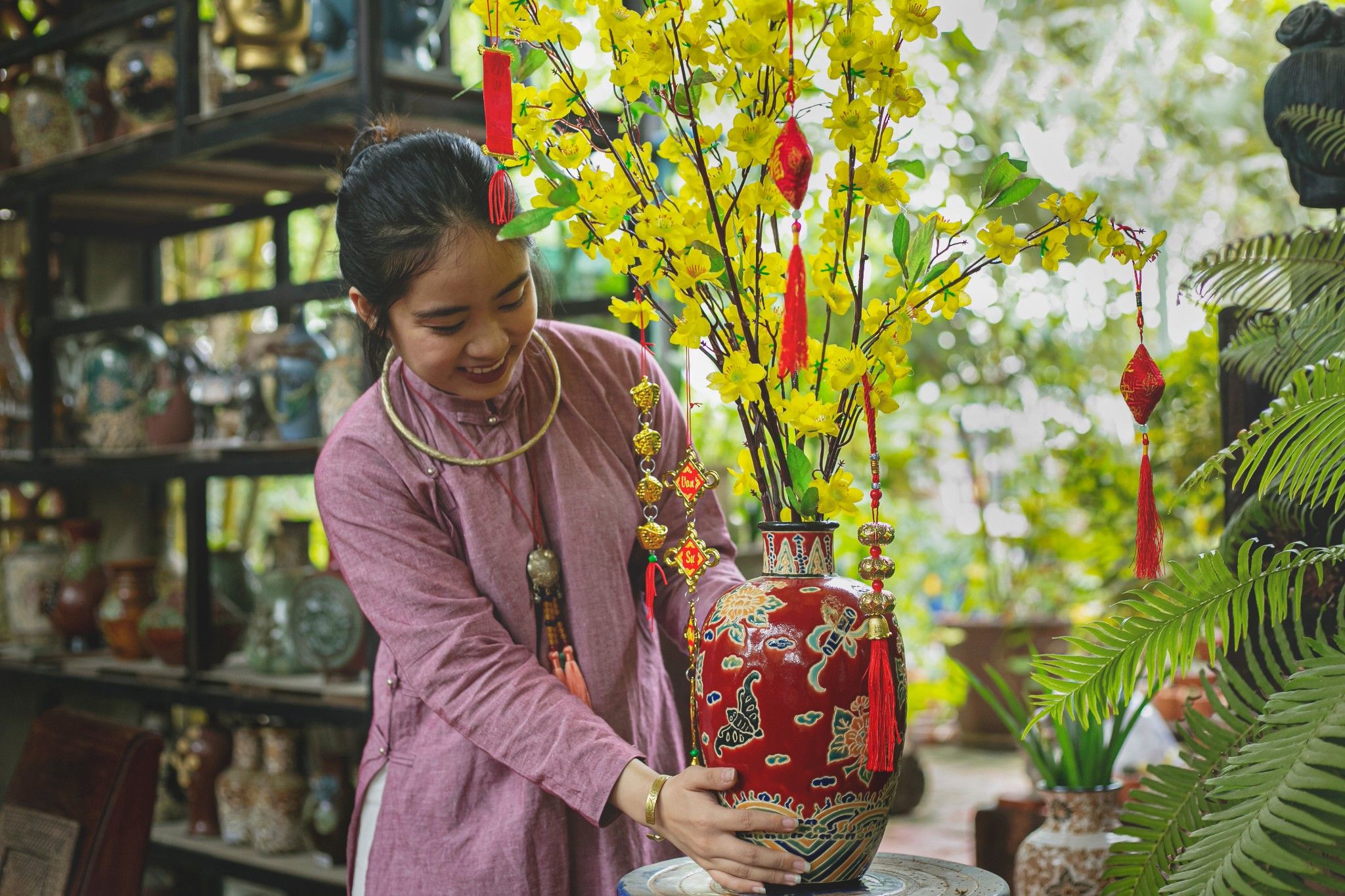 Bình vuốt tay thủ công, men đỏ mận, hoa văn thủy ba, H35cm