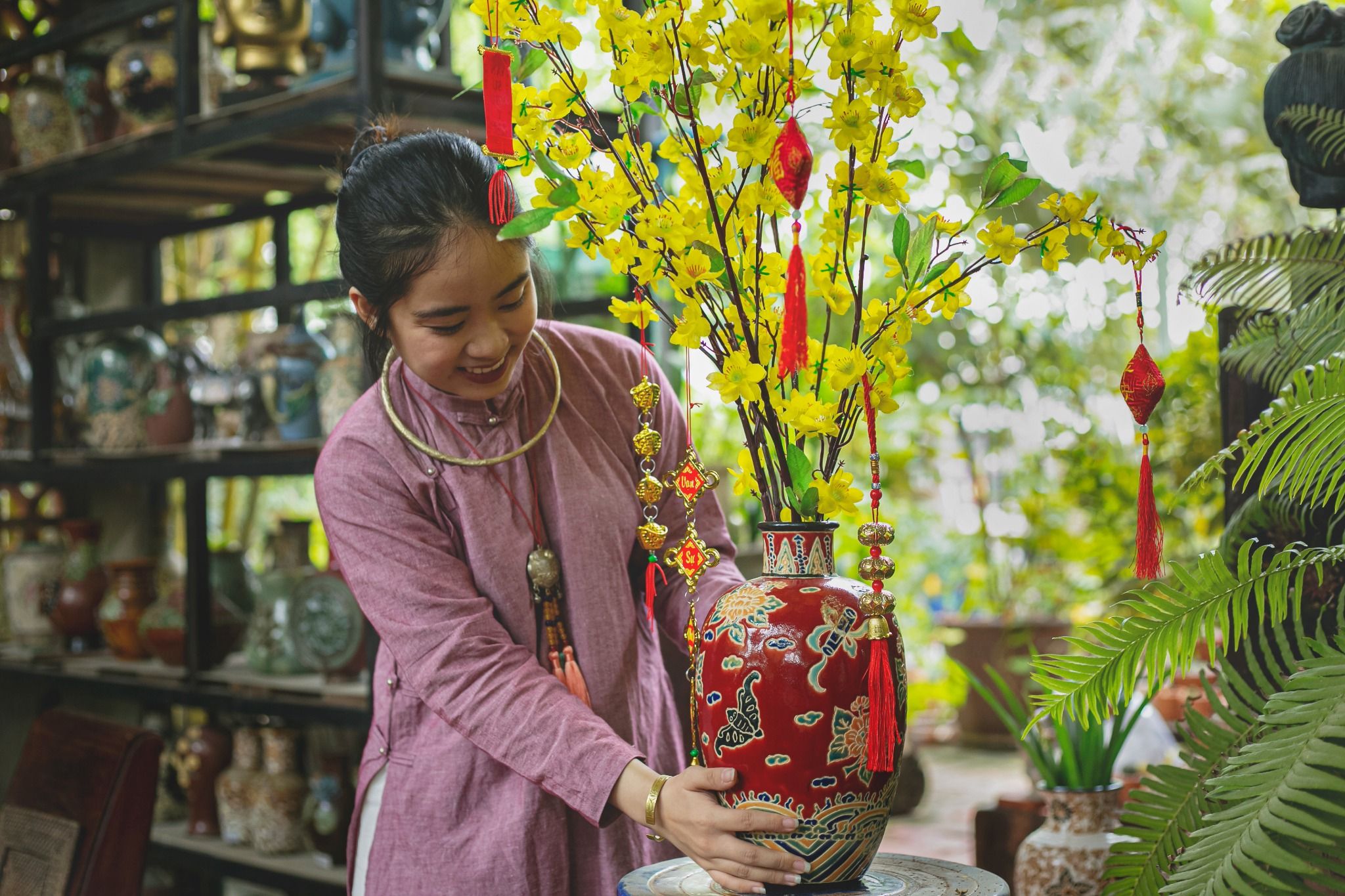 Bộ 2 bình vuốt tay khắc thủ công hoa văn Cổ Phục Việt, men đỏ mận, gốm Thủ Biên