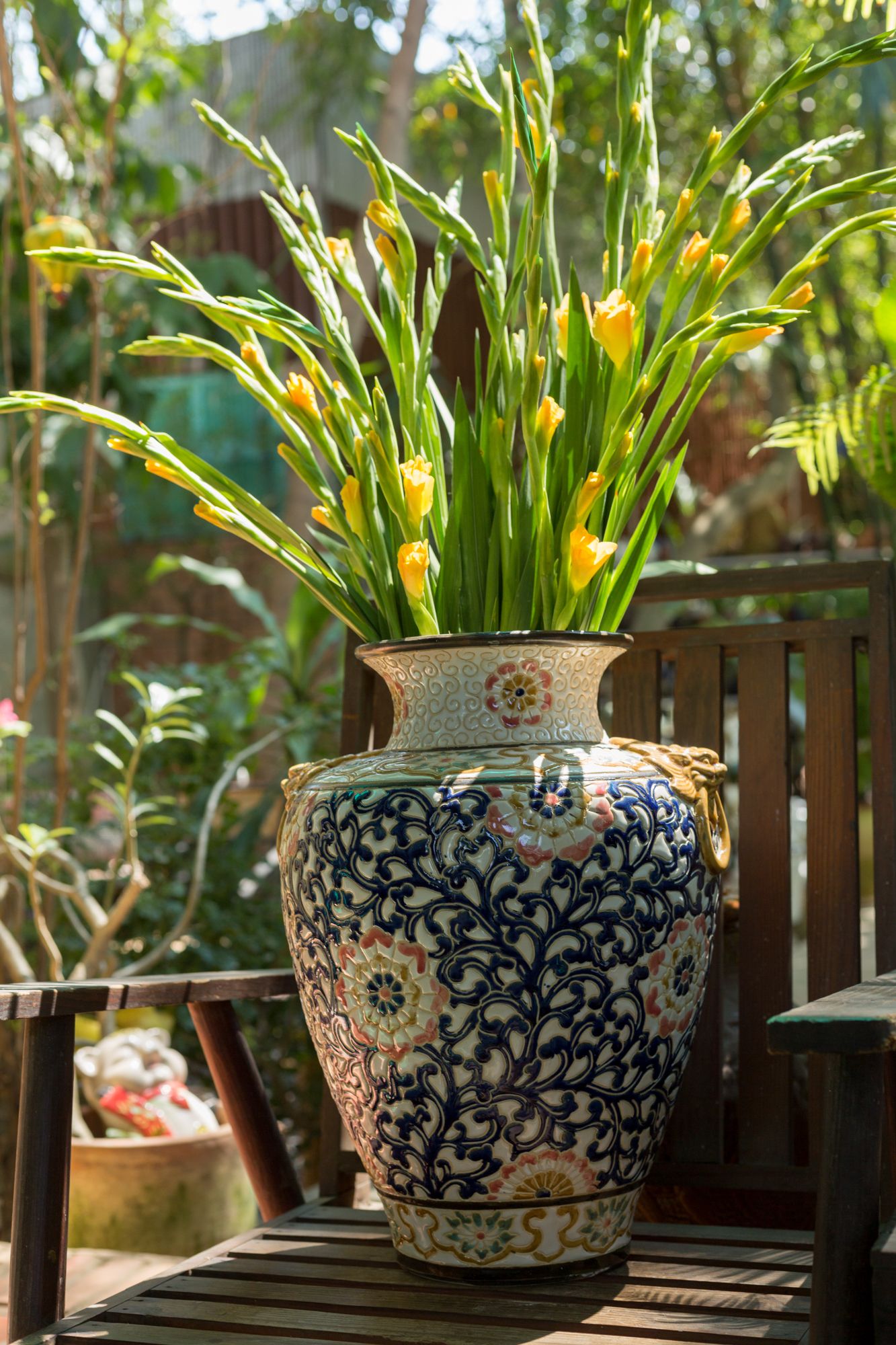 Ché hoa điểm khắc dây lá gốm Biên Hòa, H50cm