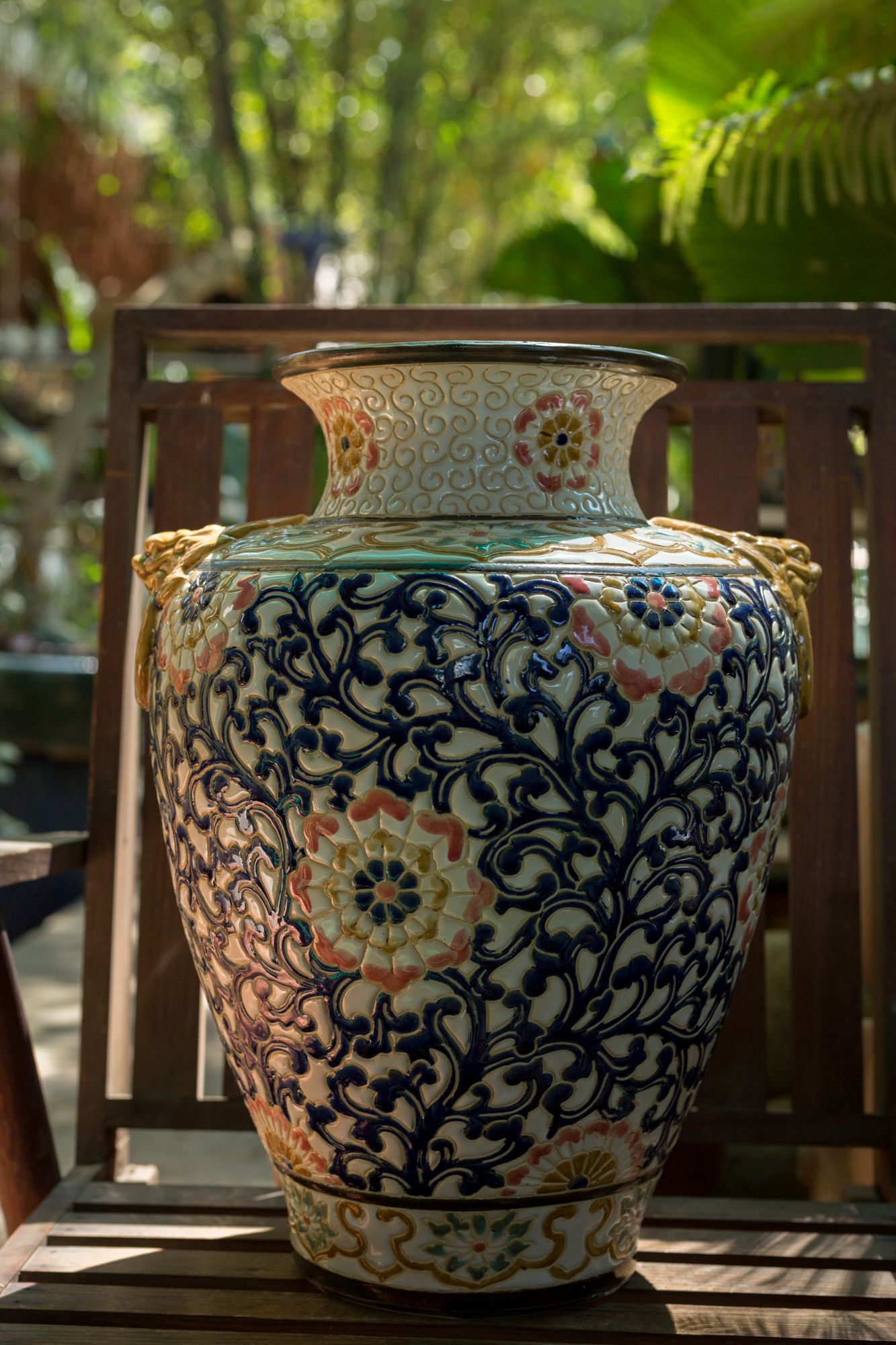 Ché hoa điểm khắc dây lá gốm Biên Hòa, H50cm