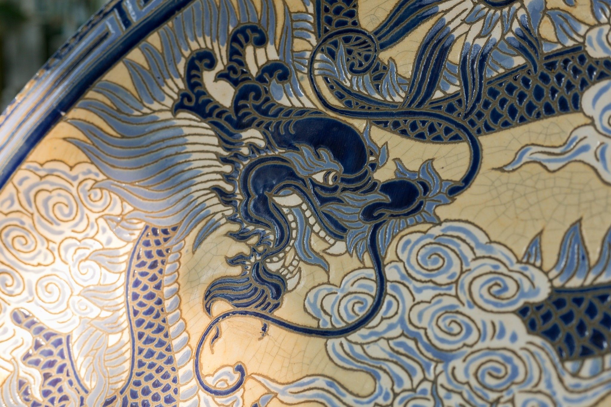  ĐÃ CÓ KHÁCH HÀNG SỞ HỮU | Đĩa mỹ nghệ khắc thủ công đề tài Tứ Linh men xanh dương, gốm thủ công Nam Bộ, R95cm 