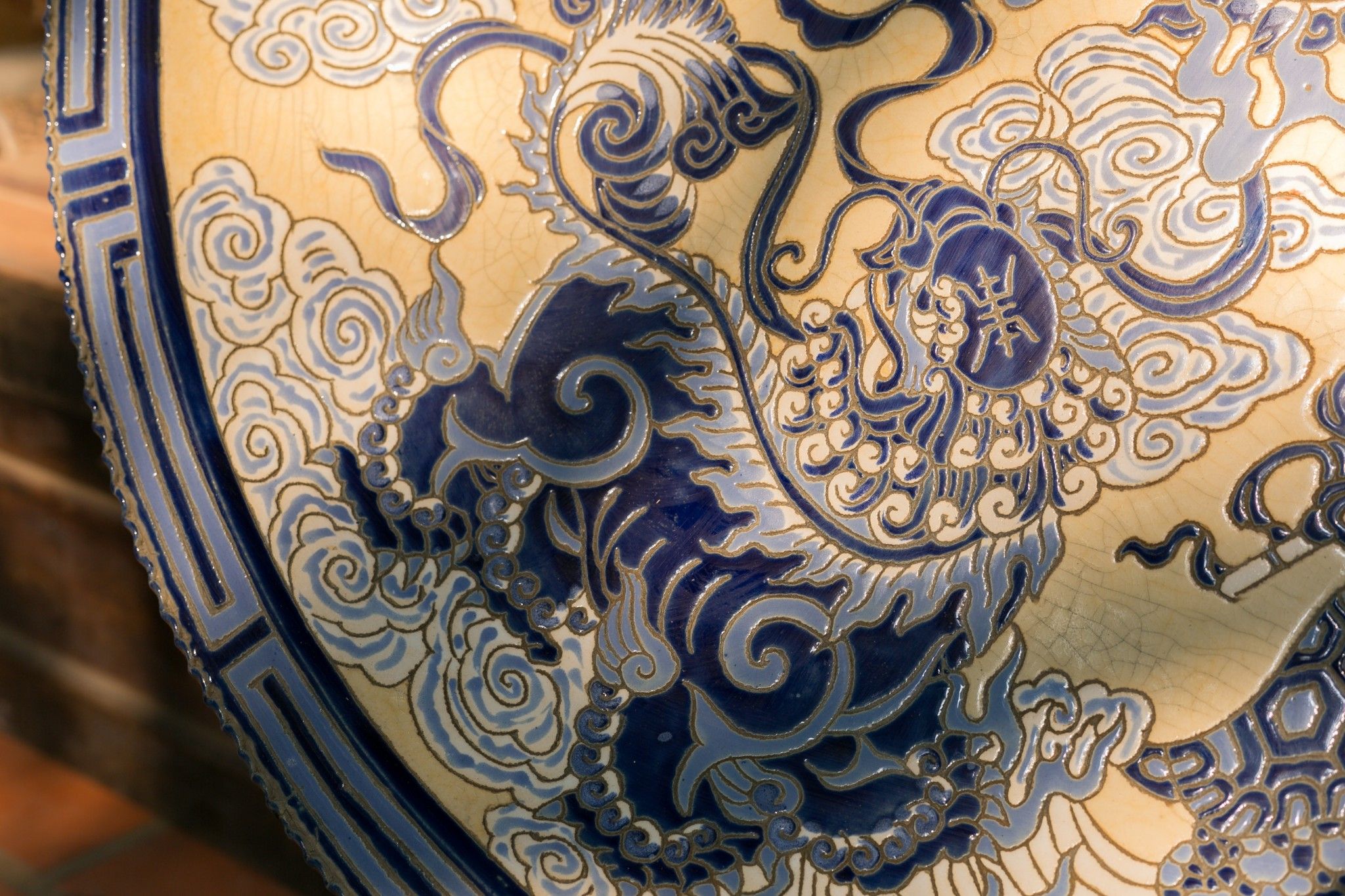 ĐÃ CÓ KHÁCH HÀNG SỞ HỮU | Đĩa mỹ nghệ khắc thủ công đề tài Tứ Linh men xanh dương, gốm thủ công Nam Bộ, R95cm