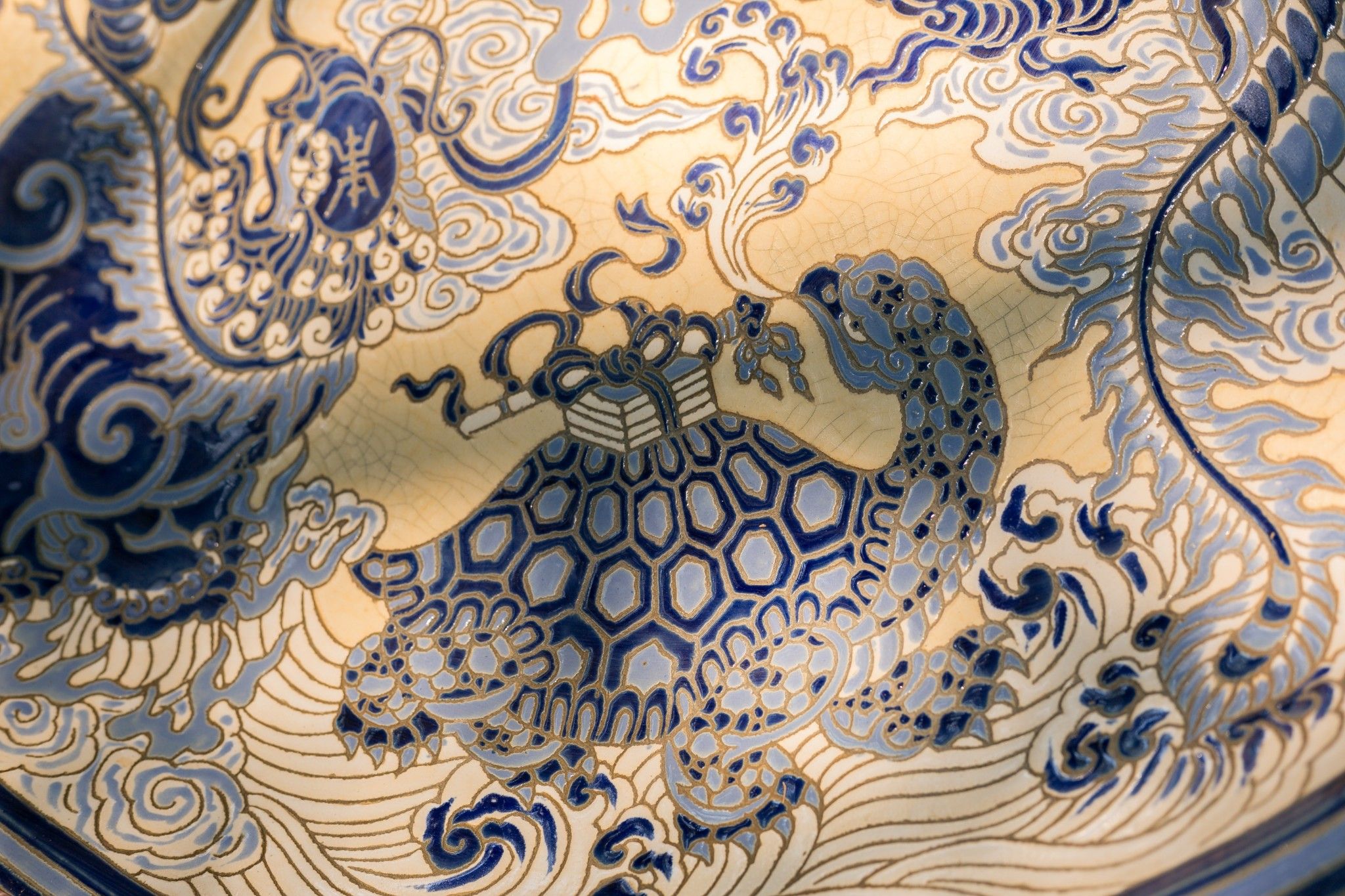  ĐÃ CÓ KHÁCH HÀNG SỞ HỮU | Đĩa mỹ nghệ khắc thủ công đề tài Tứ Linh men xanh dương, gốm thủ công Nam Bộ, R95cm 