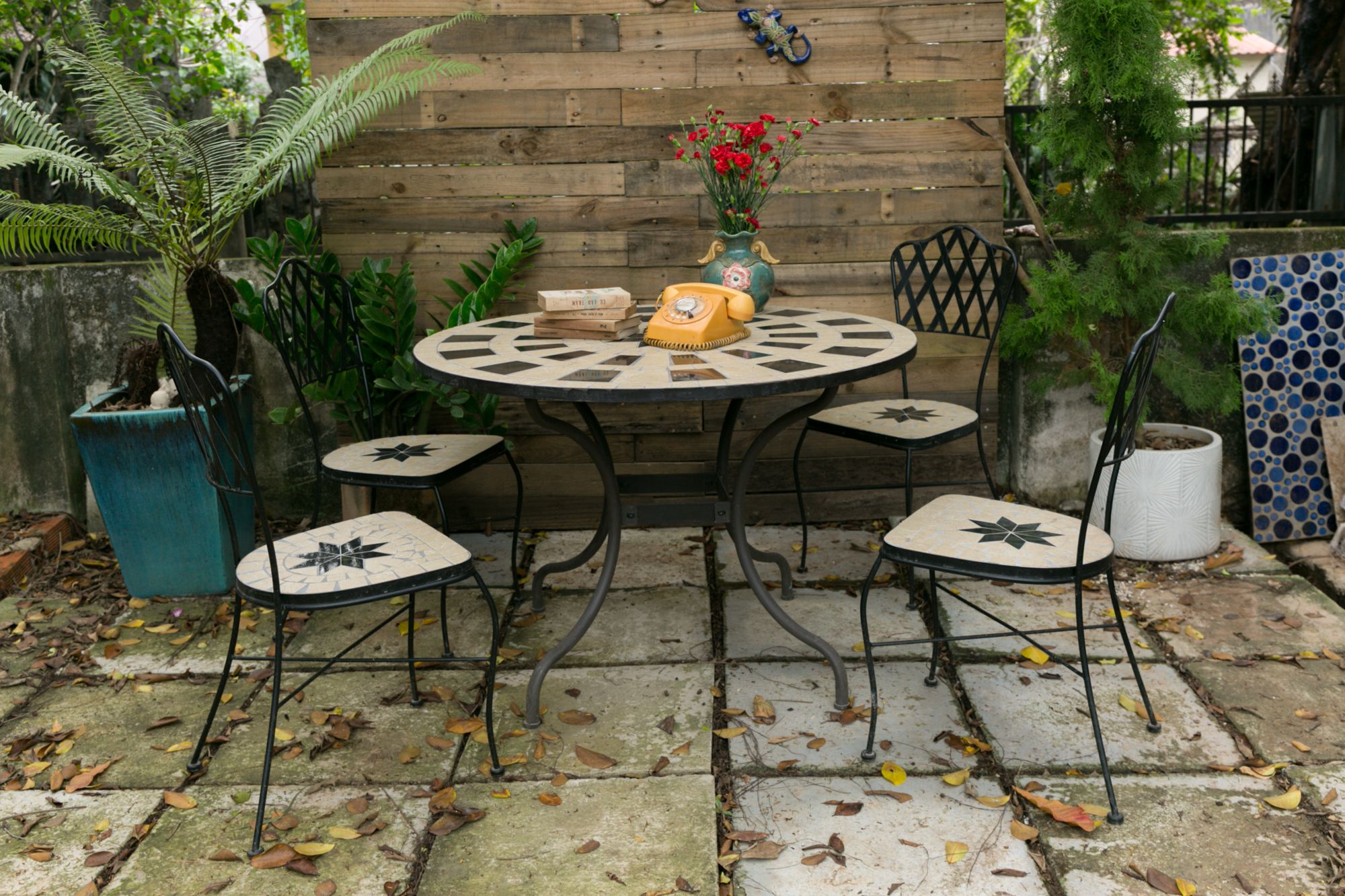 Mosaic hiện đại, bàn ghế hoa văn trắng đen, R110cm
