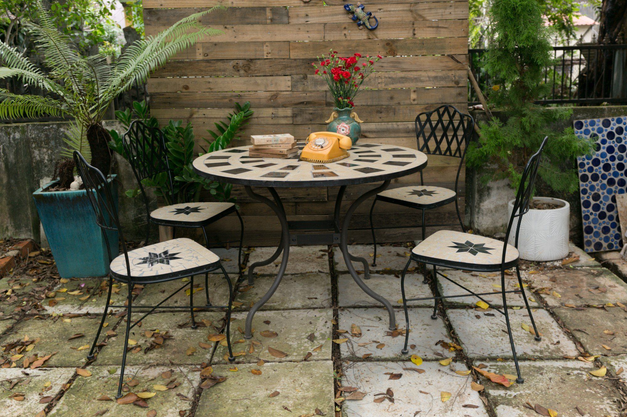 Mosaic hiện đại, mẫu bàn ghép gốm họa tiết hoa văn trắng đen