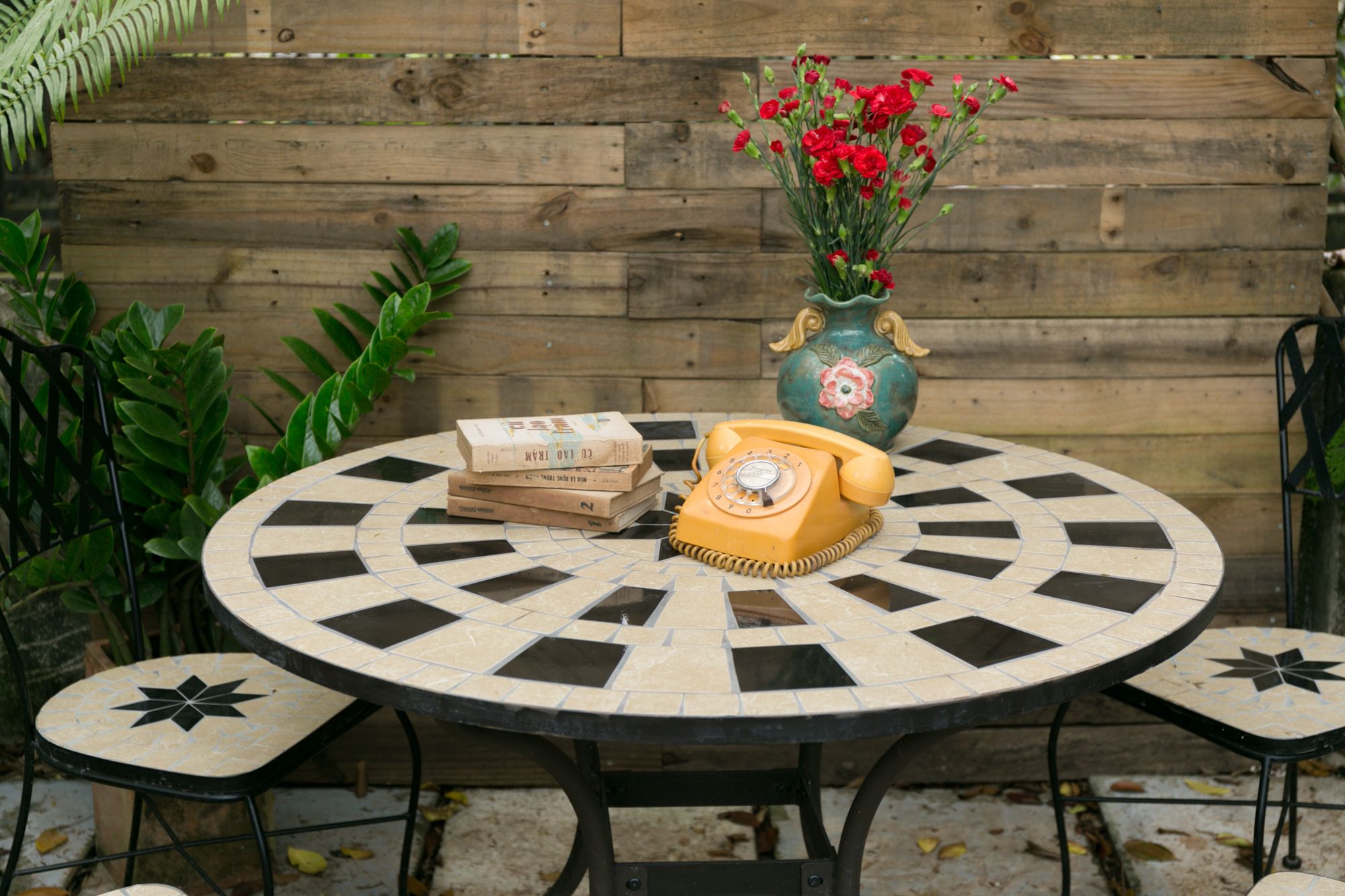 Mosaic hiện đại, bàn ghế hoa văn trắng đen, R110cm