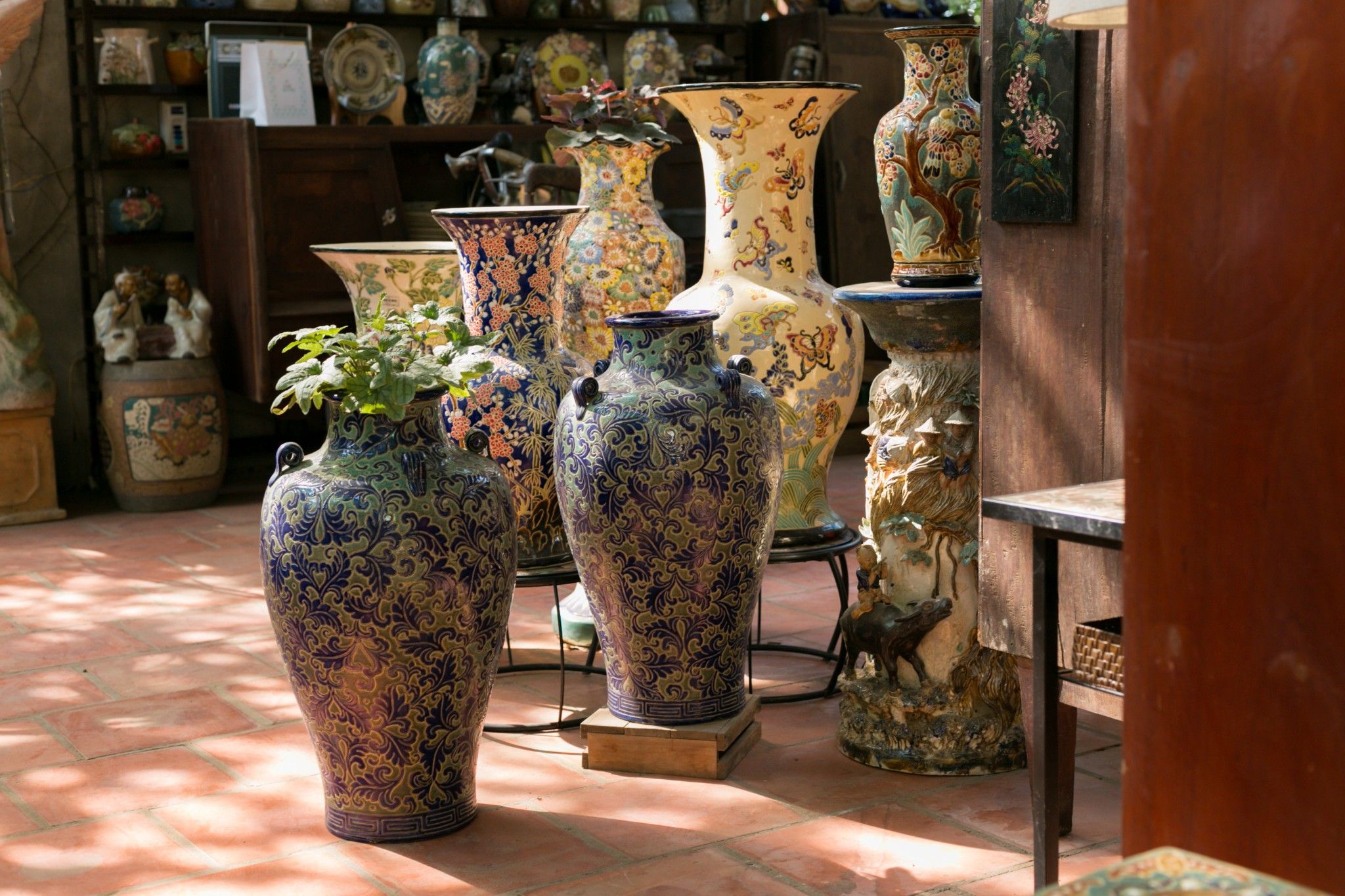 Bình mỹ nghệ khắc Dây lá, xanh cobalt, C65 x R18 cm