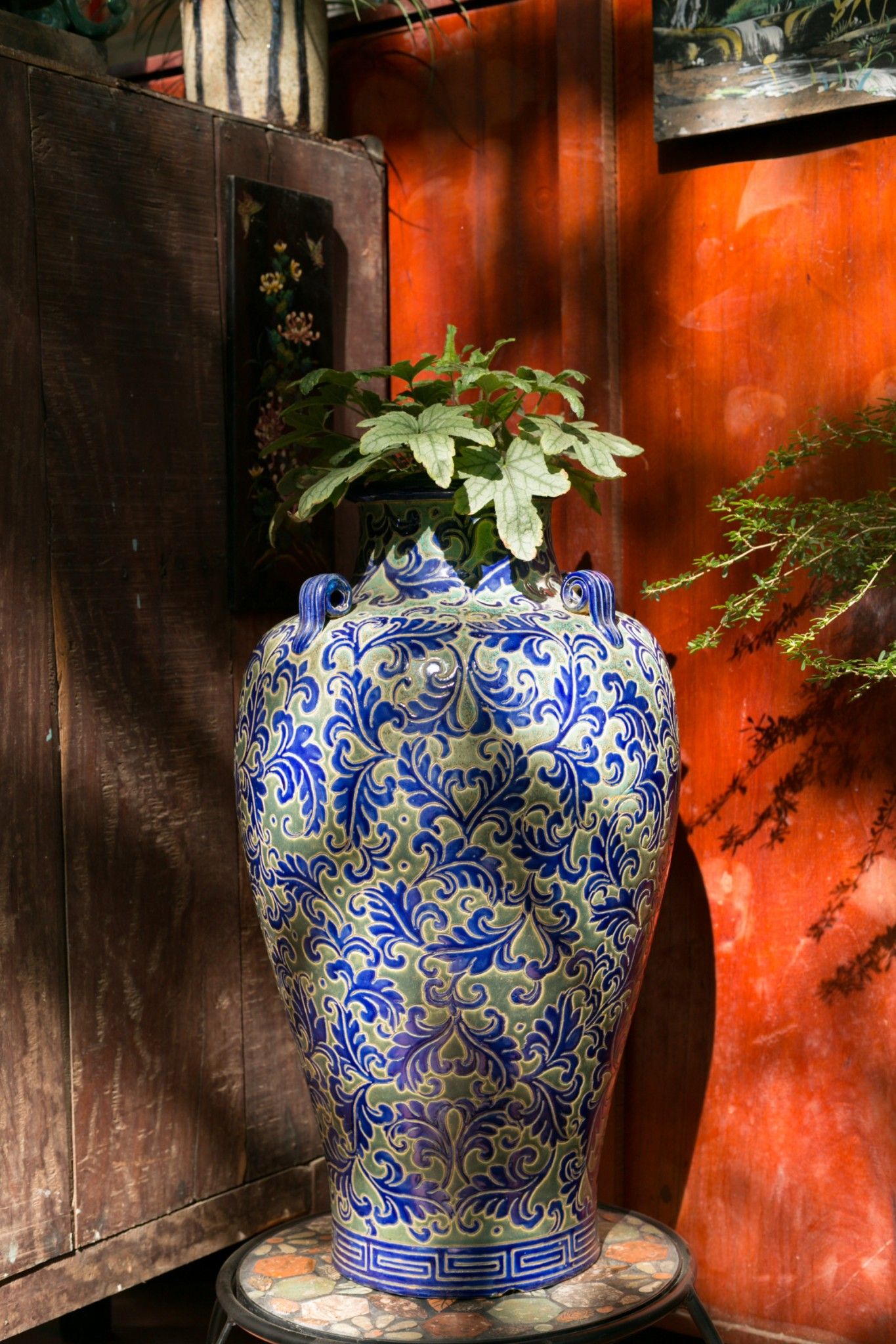 Bình mỹ nghệ khắc Dây lá, xanh cobalt, C65 x R18 cm