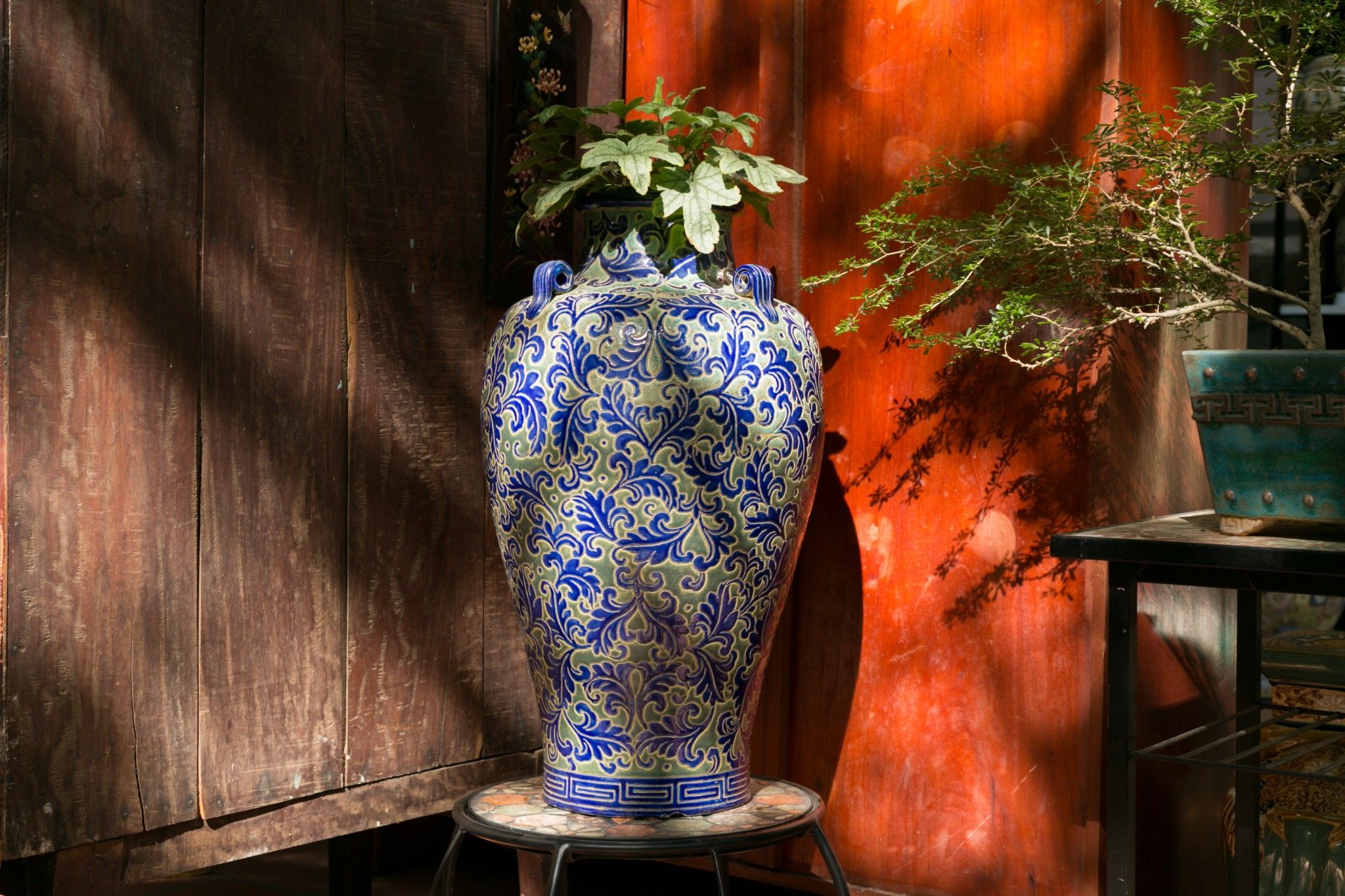 Bình mỹ nghệ khắc Dây lá, xanh cobalt, C65 x R18 cm