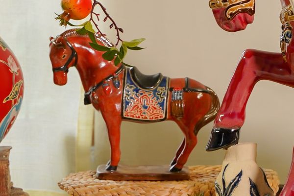  Ngựa gốm men đỏ loang đen, khắc thủ công hoa văn Cổ phục Việt, gốm Thủ Biên, C17 x R25cm 
