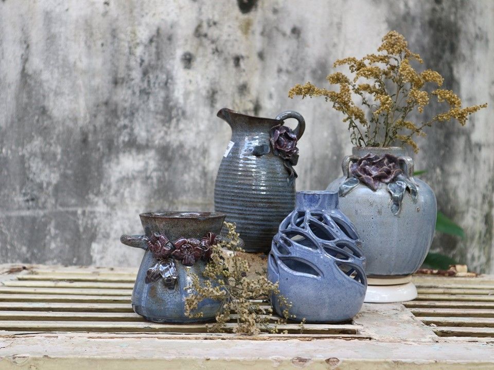 Bình vuốt tay, hoa đắp nổi, quai rót, H 18cm- 0121n3q380