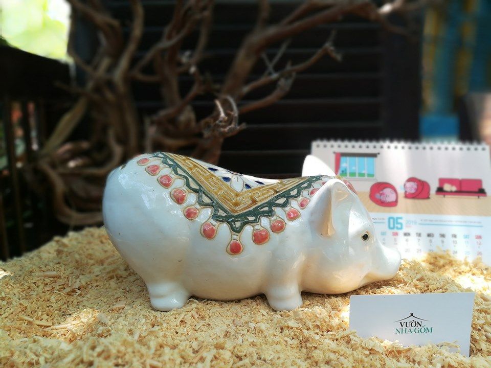 Heo lưng thoi, có hoa, dáng đứng, trắng, D 27cm