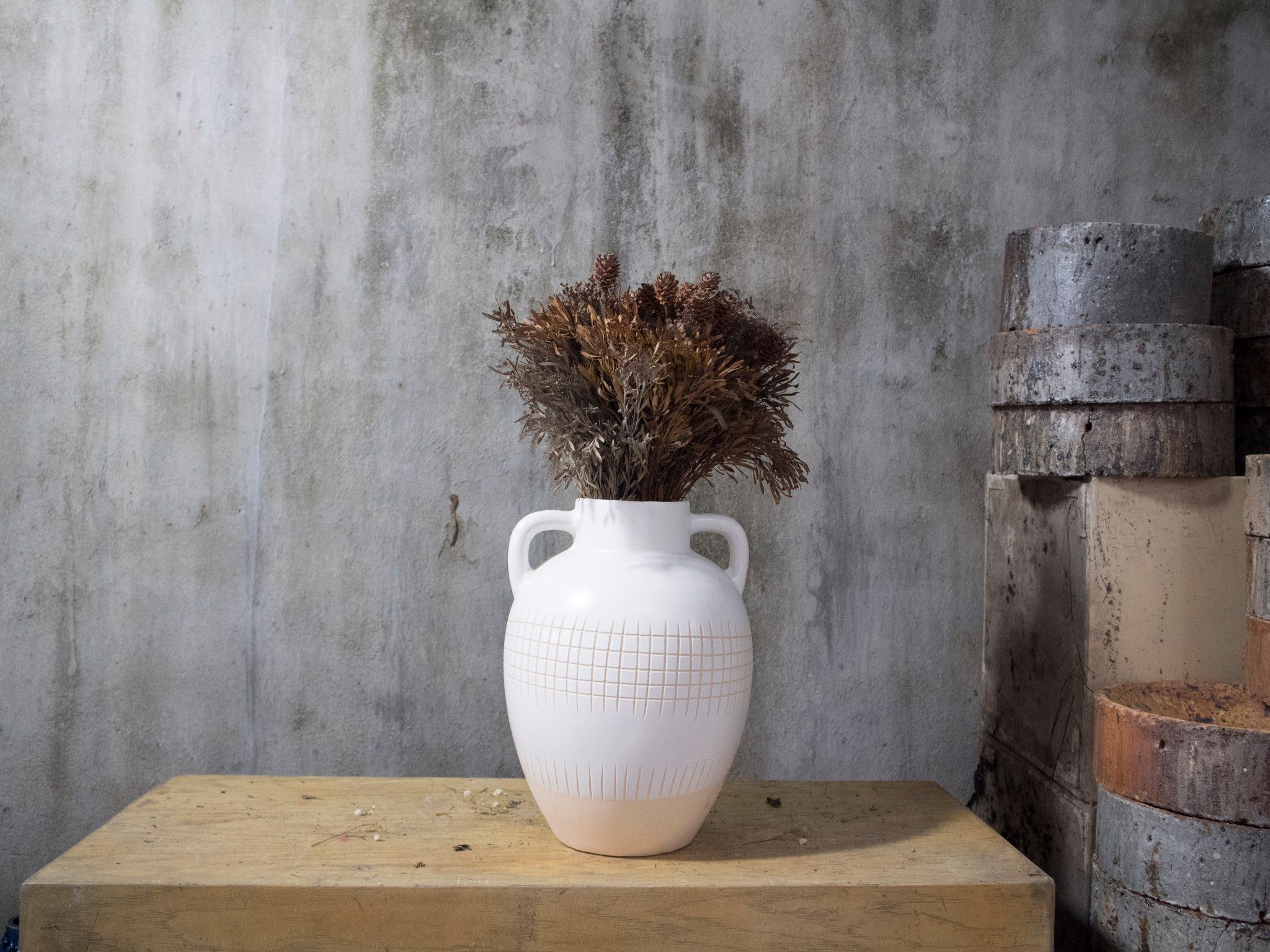 Bình hai quai trắng, H 30cm