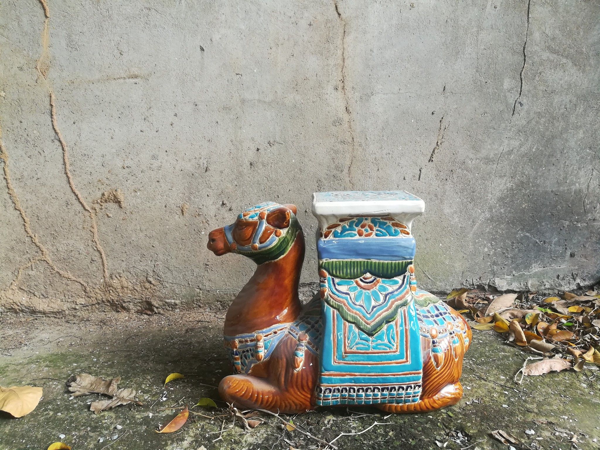 Đôn gốm lạc đà, trắng