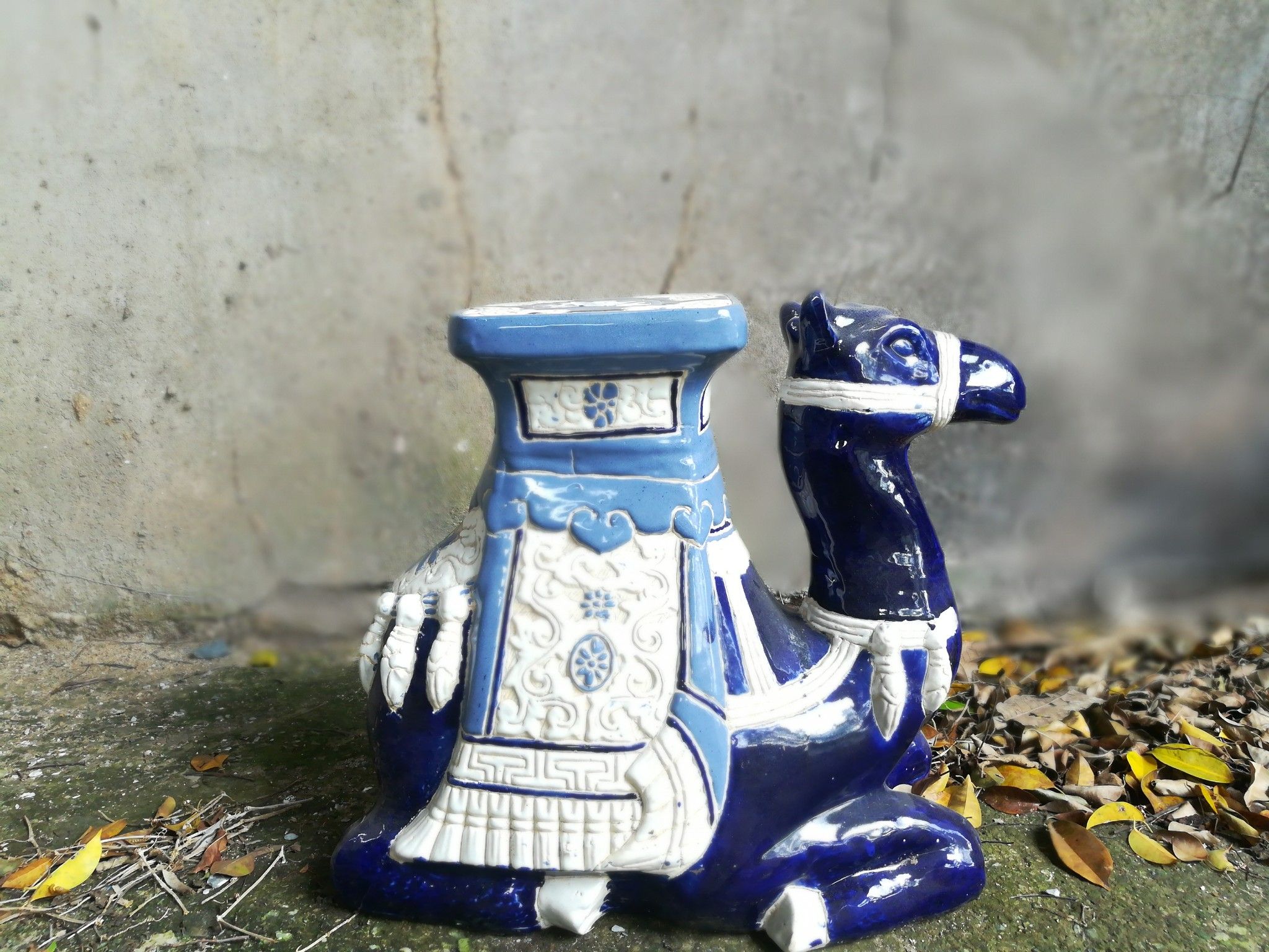 Đôn gốm lạc đà, trắng
