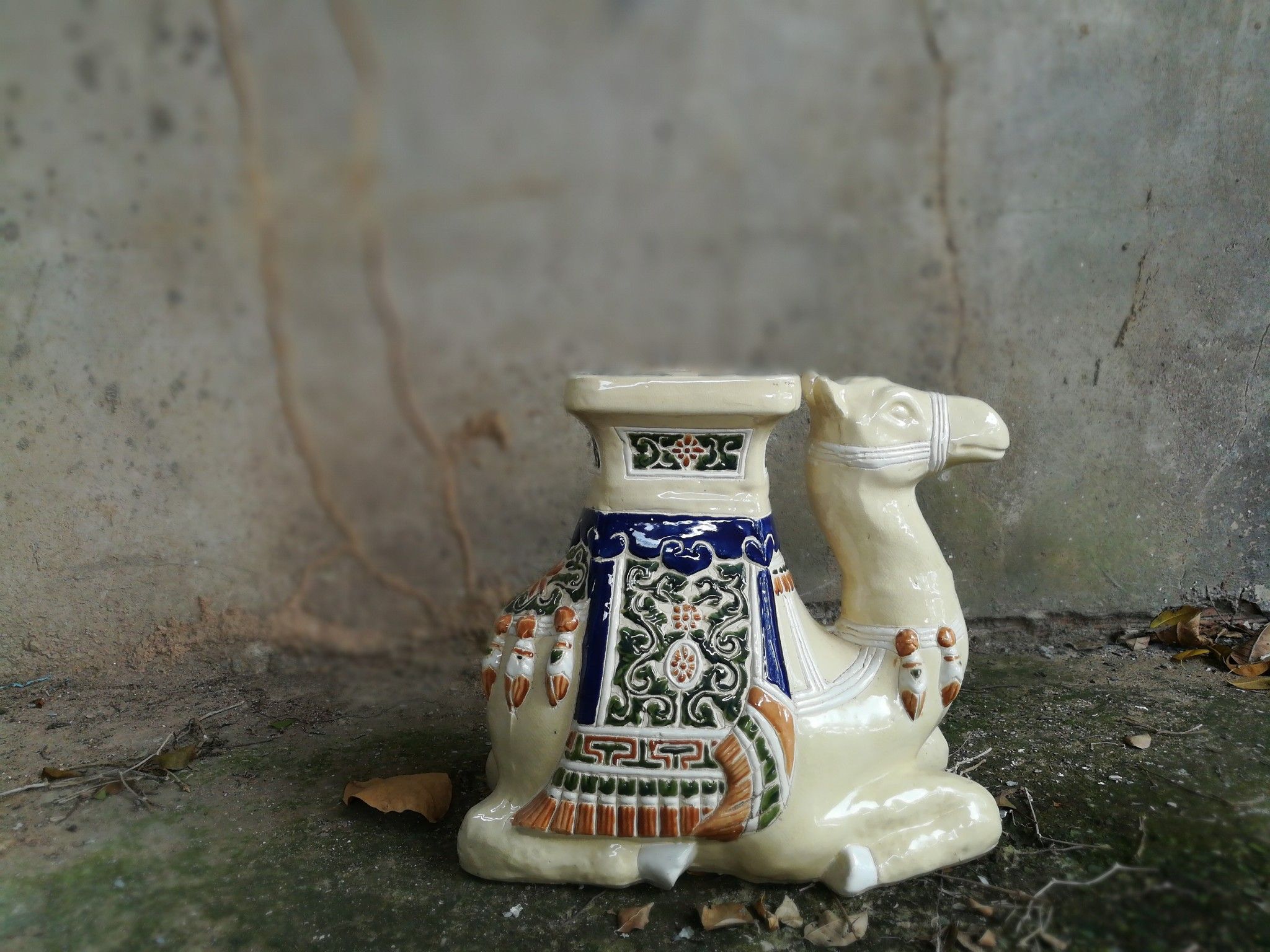 Đôn gốm lạc đà, trắng
