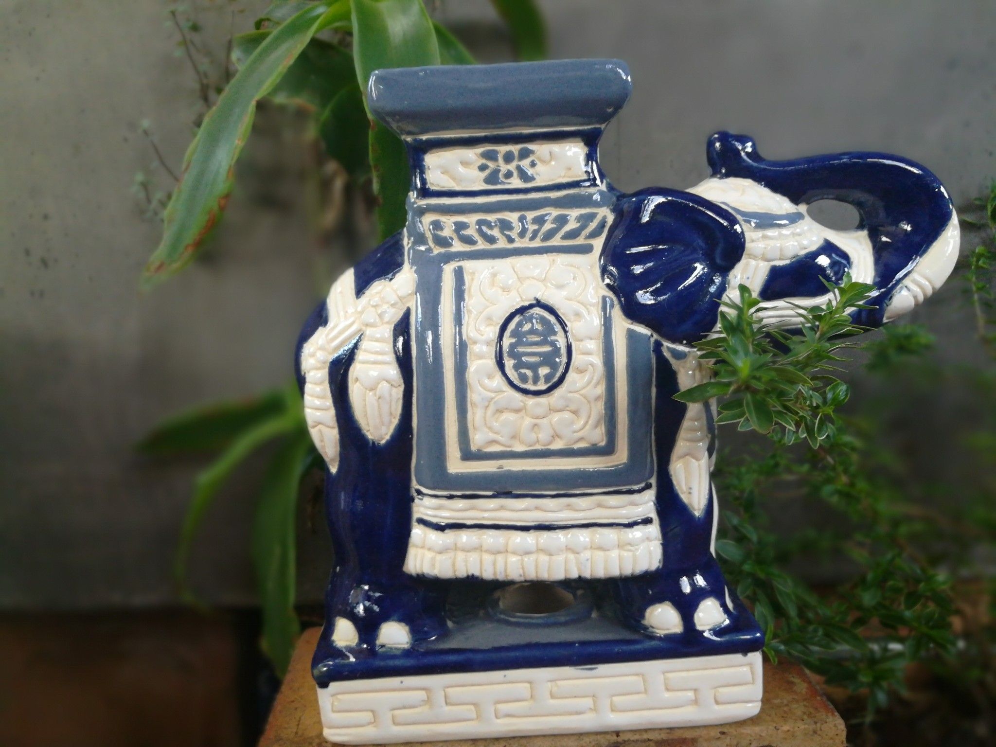 Đôn voi nhỏ, trắng viền xanh ngọc, H25 cm