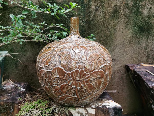  Bình vuốt tay, bầu cổ nhọn lọng hoa sen, C20cm x R11cm 