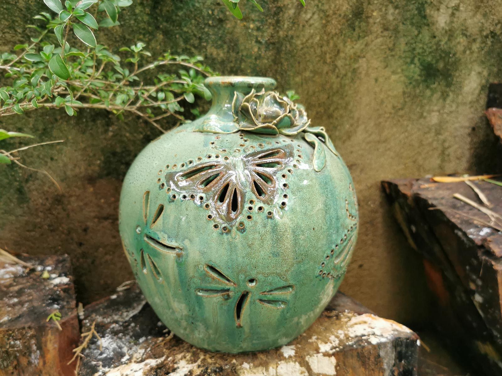 Bình lọng đắp nổi bầu cổ nhọn chuồn chuồn, H22 cm