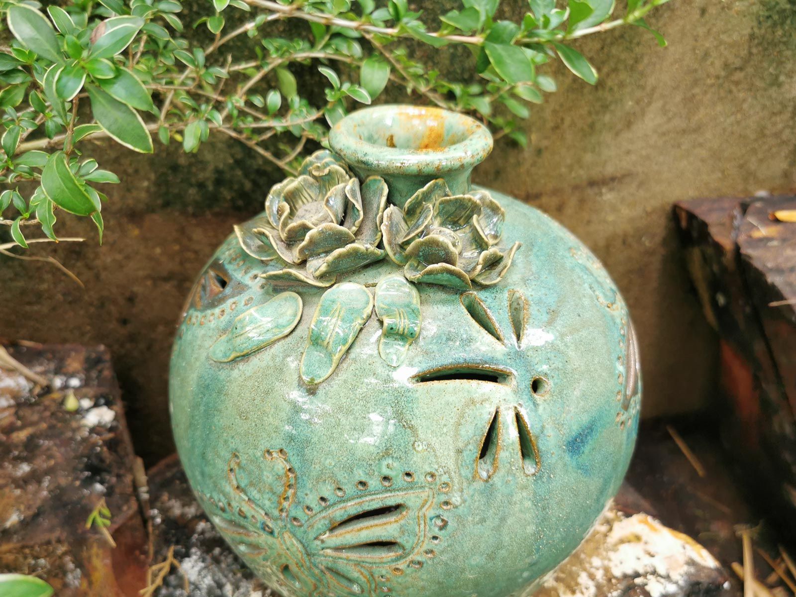 Bình lọng đắp nổi bầu cổ nhọn chuồn chuồn, H22 cm