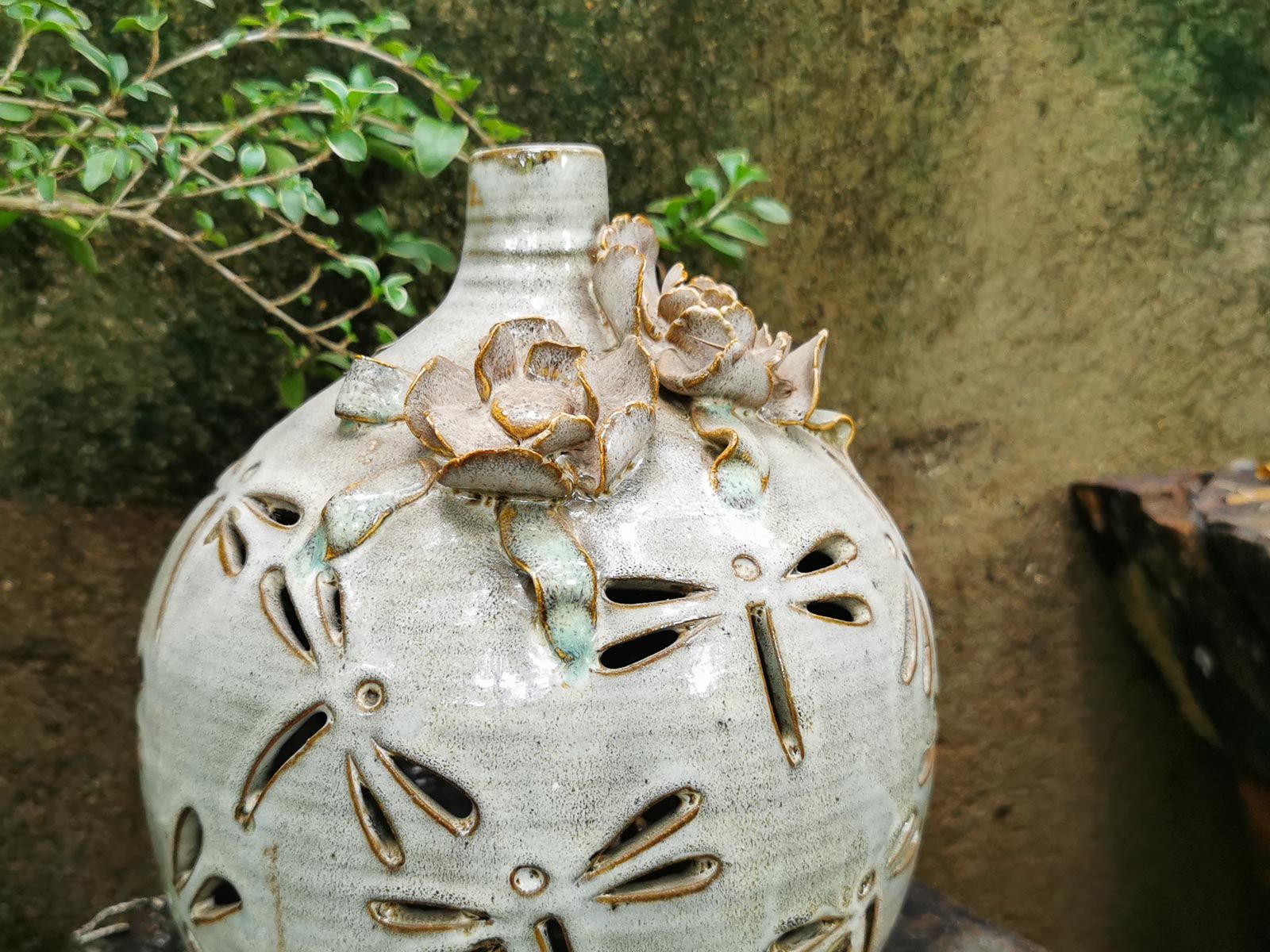 Bình lọng đắp nổi bầu cổ ngắn, H22cm