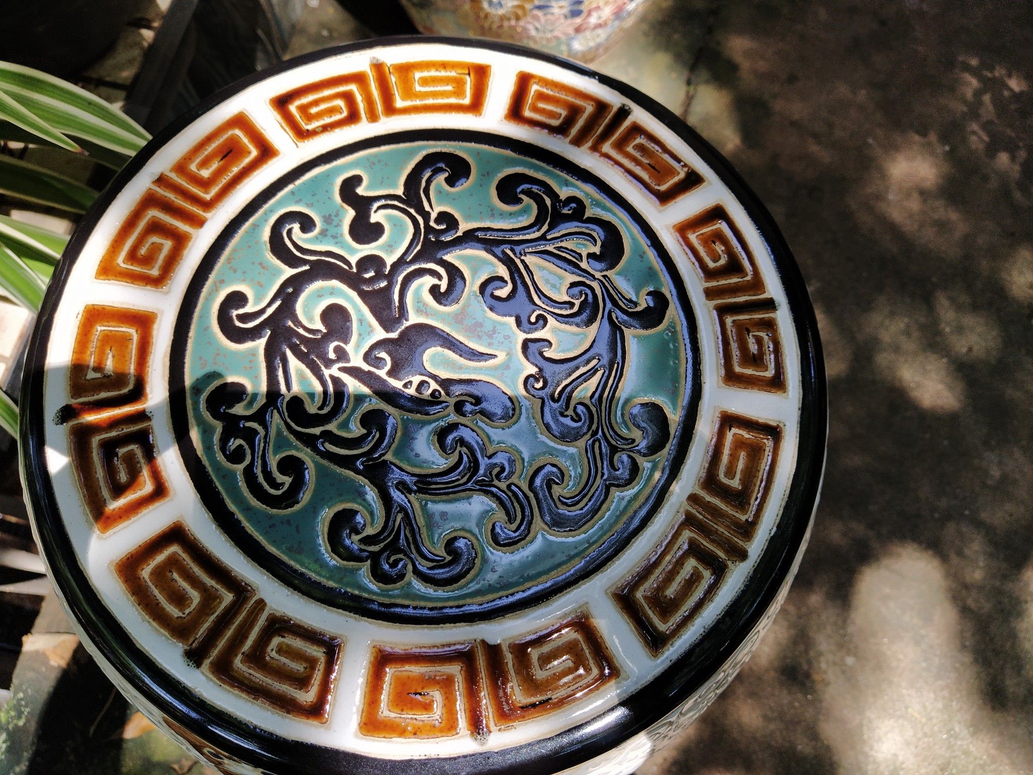 Đôn tròn trắng khắc thủ công họa tiết Tứ Linh, gốm mỹ nghệ Nam Bộ, C45 x R30cm