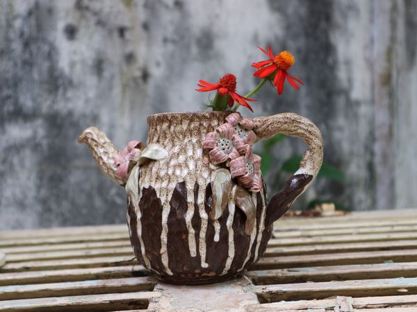  Bình trà vuốt tay, hoa đắp nổi, C 20 x R 11cm 