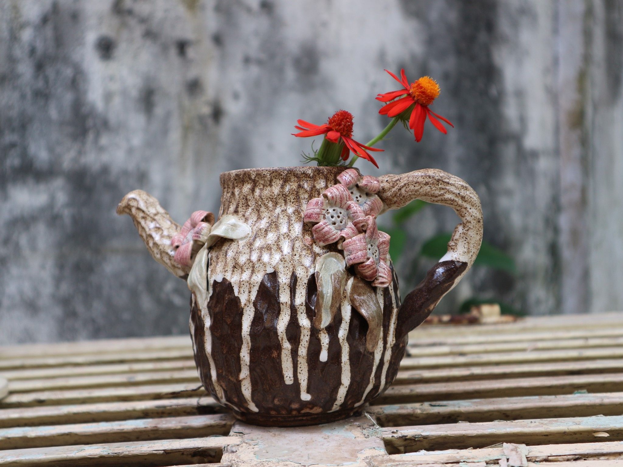 Bình trà vuốt tay, hoa đắp nổi, C20 x R11cm
