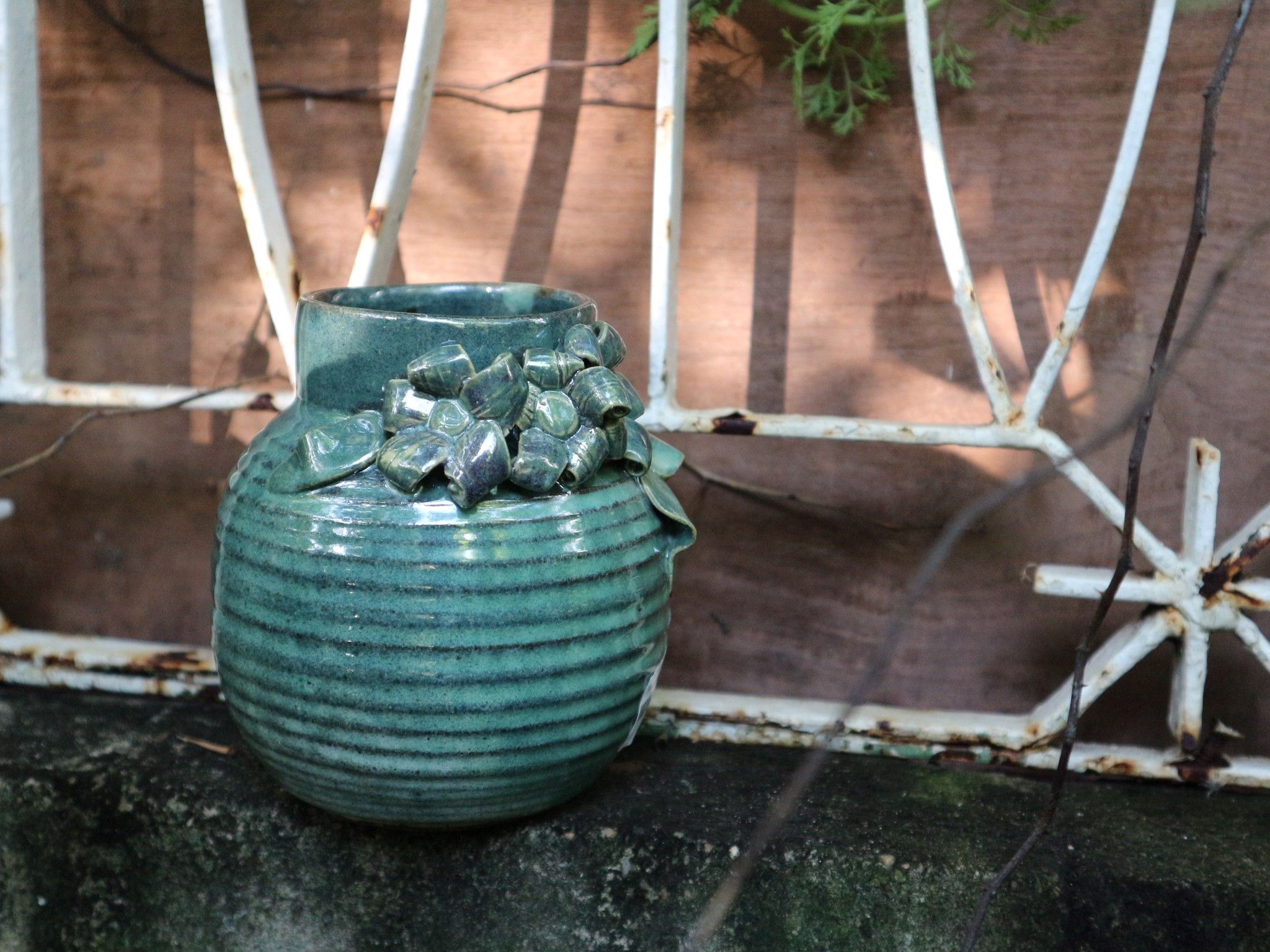 Bình đắp nổi cánh hoa, C10 x R8cm