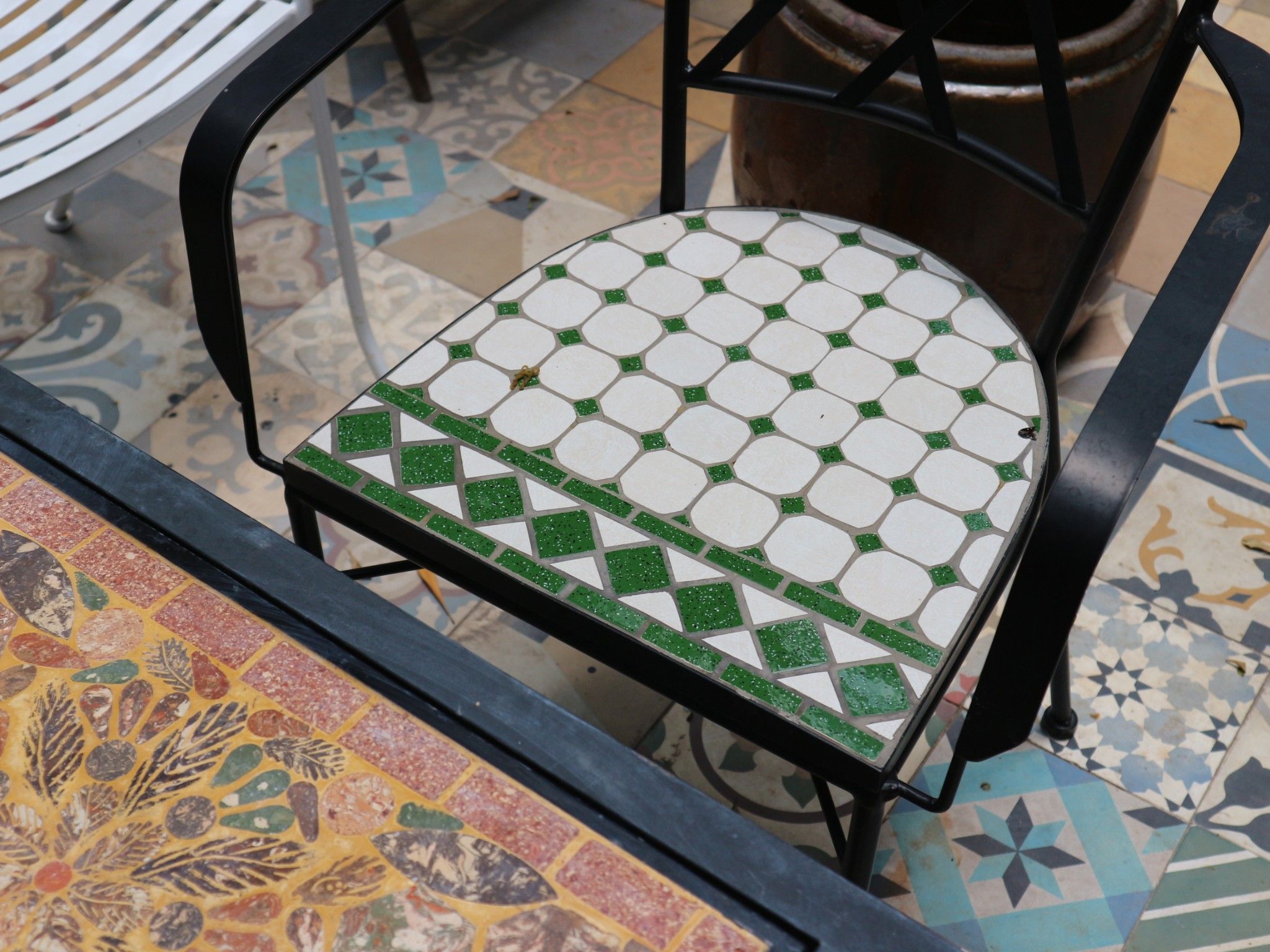 Mosaic hiện đại, mẫu bàn ghế hoa văn số 9