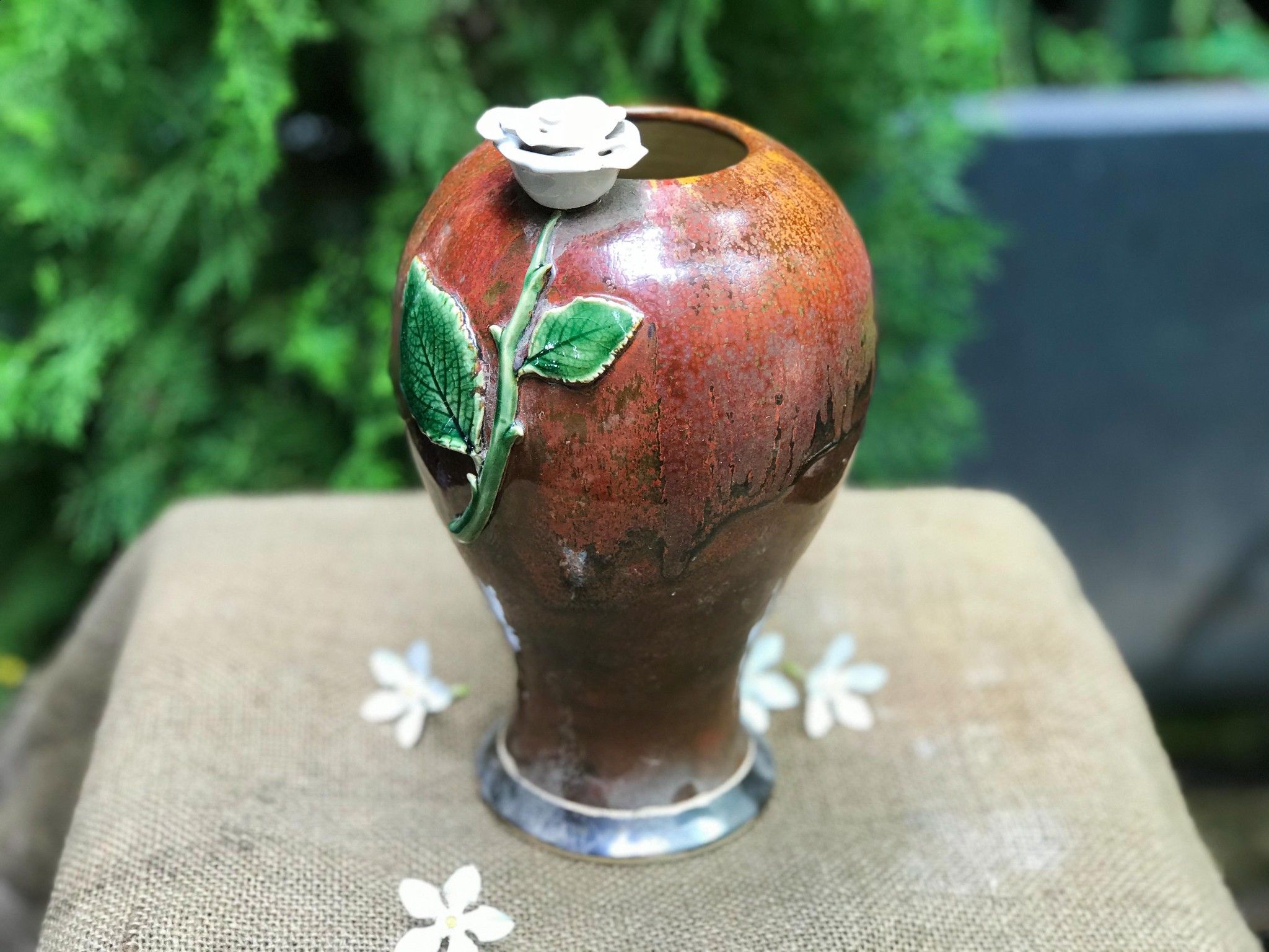 Bình cúp hoa đắp nổi, C18cm