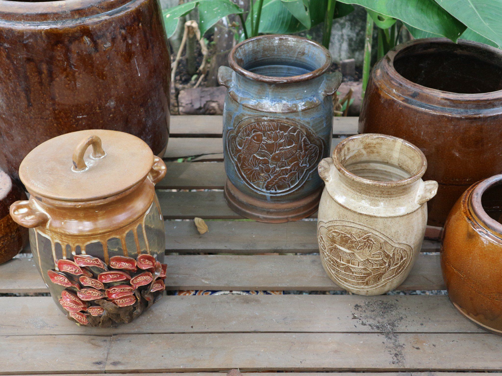 Bình gạo hai tai, hoa đắp nổi, H25cm