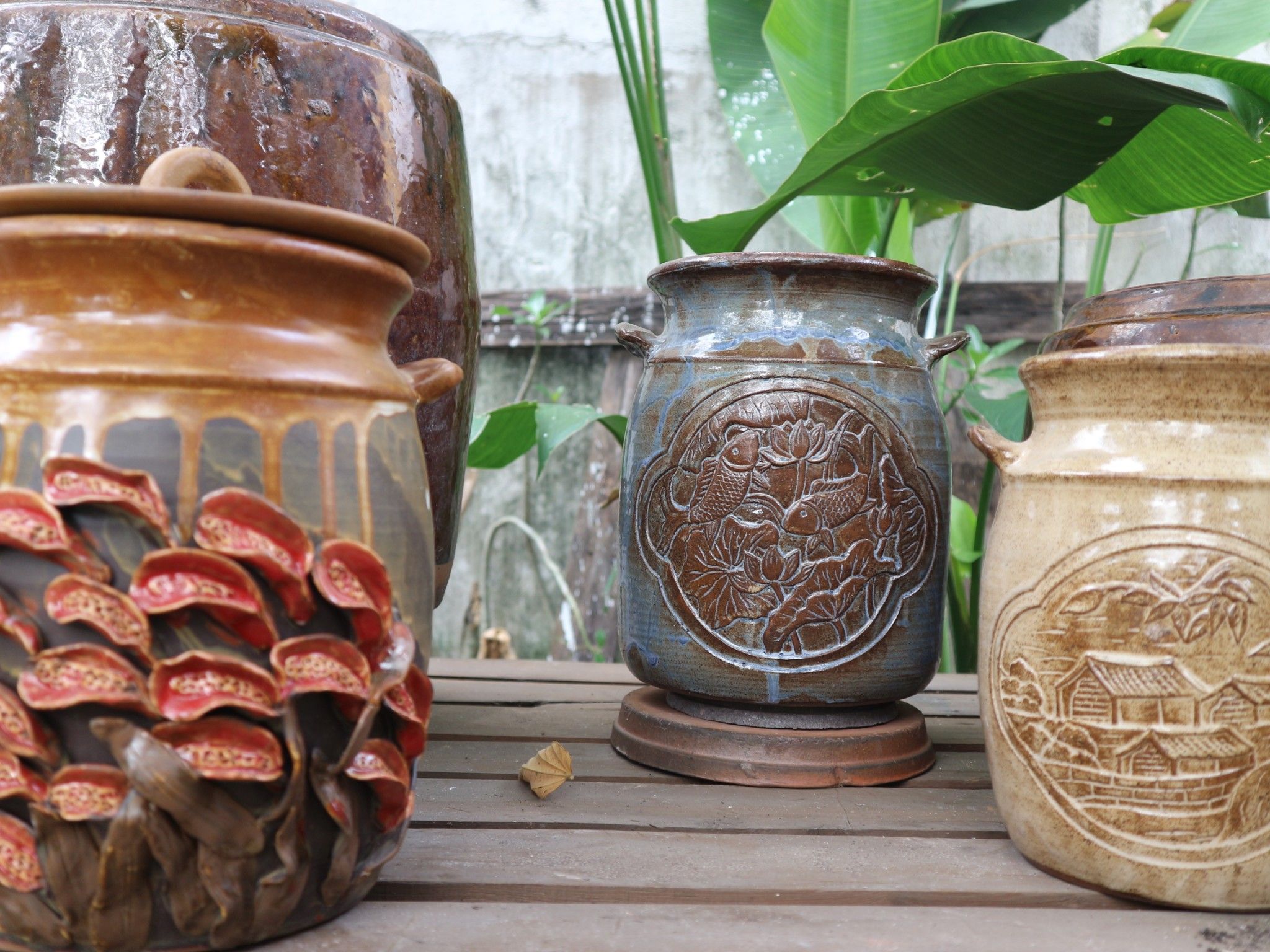 Bình gạo hai tai, hoa đắp nổi, H25cm