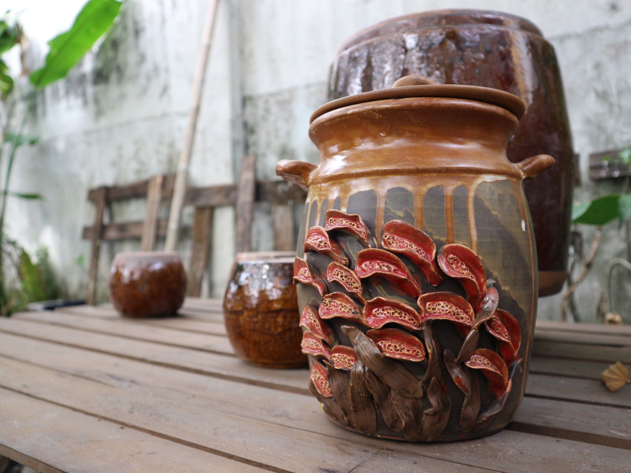 Bình gạo hai tai, hoa đắp nổi, H25cm