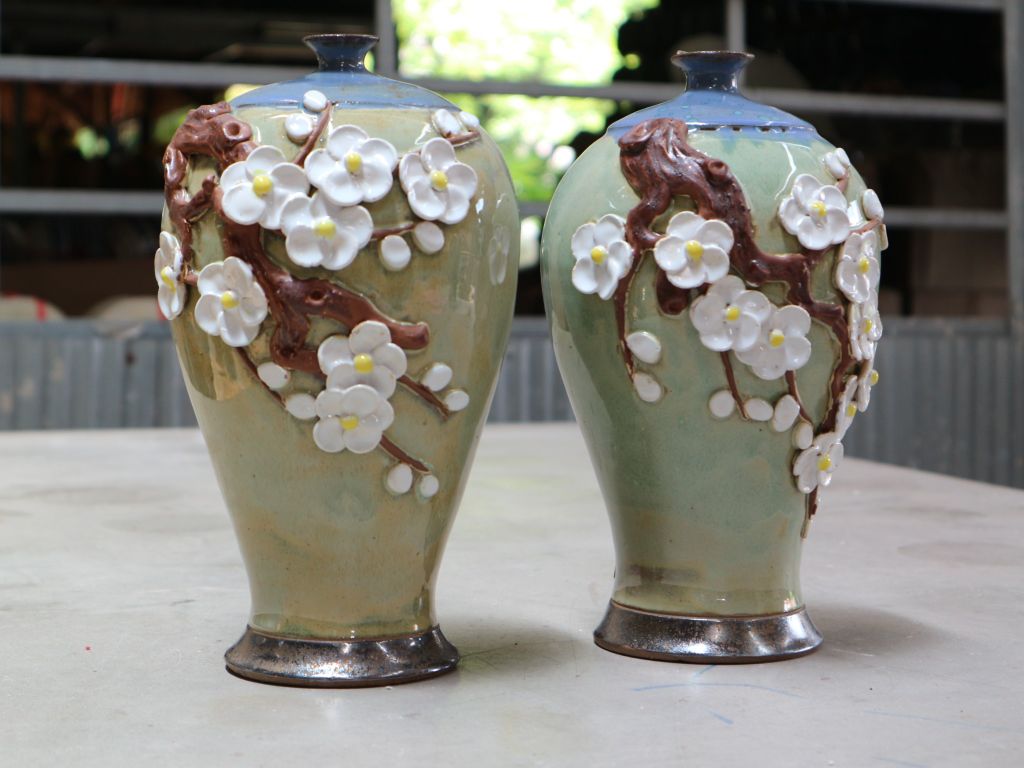 Bình vuốt tay, họa tiết hoa đắp nổi, H 25cm