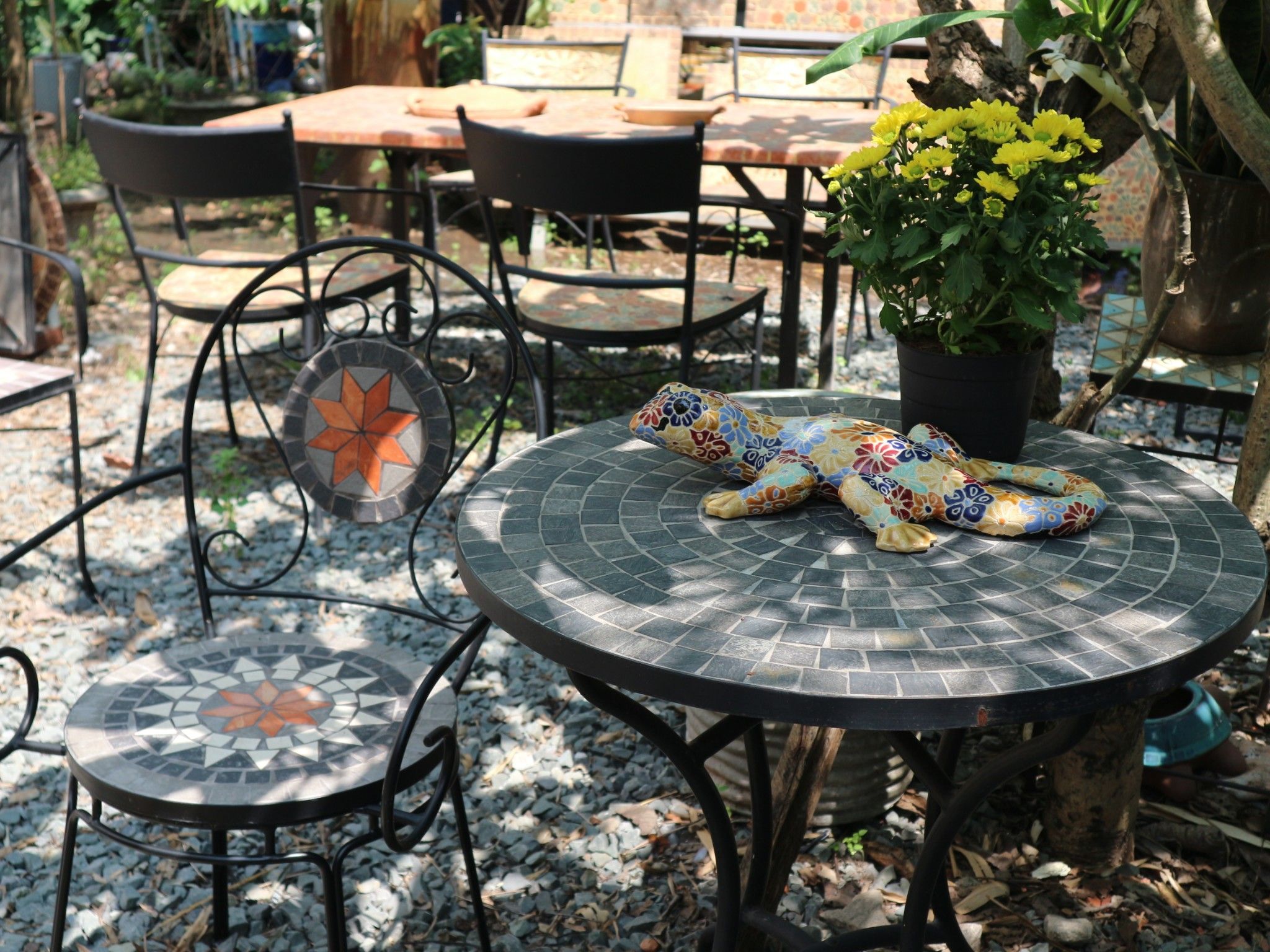 Mosaic hiện đại, mẫu bàn ghế gốm tròn hoa văn đá đen
