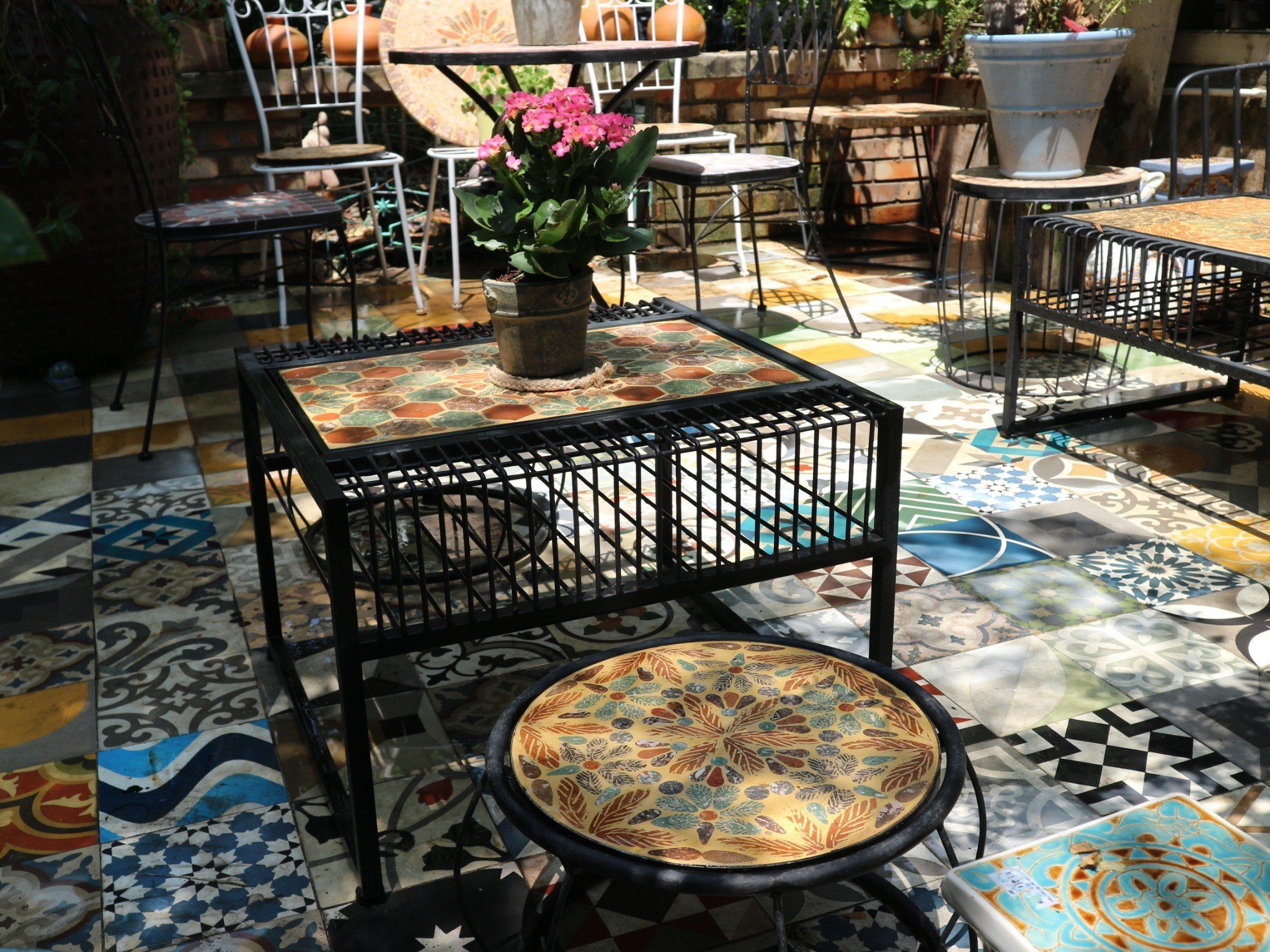 Mosaic cổ điển, mẫu bàn sofa 60x60 và ghế đôn thấp