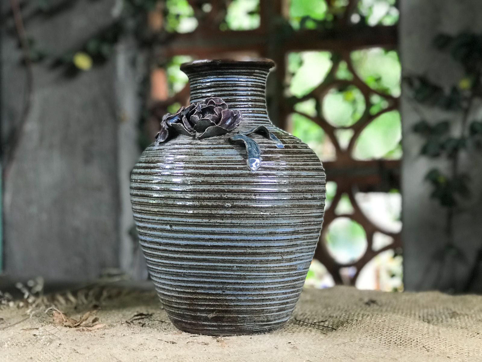 Bình vuốt tay, hoa đắp nổi cổ cao, H25 cm