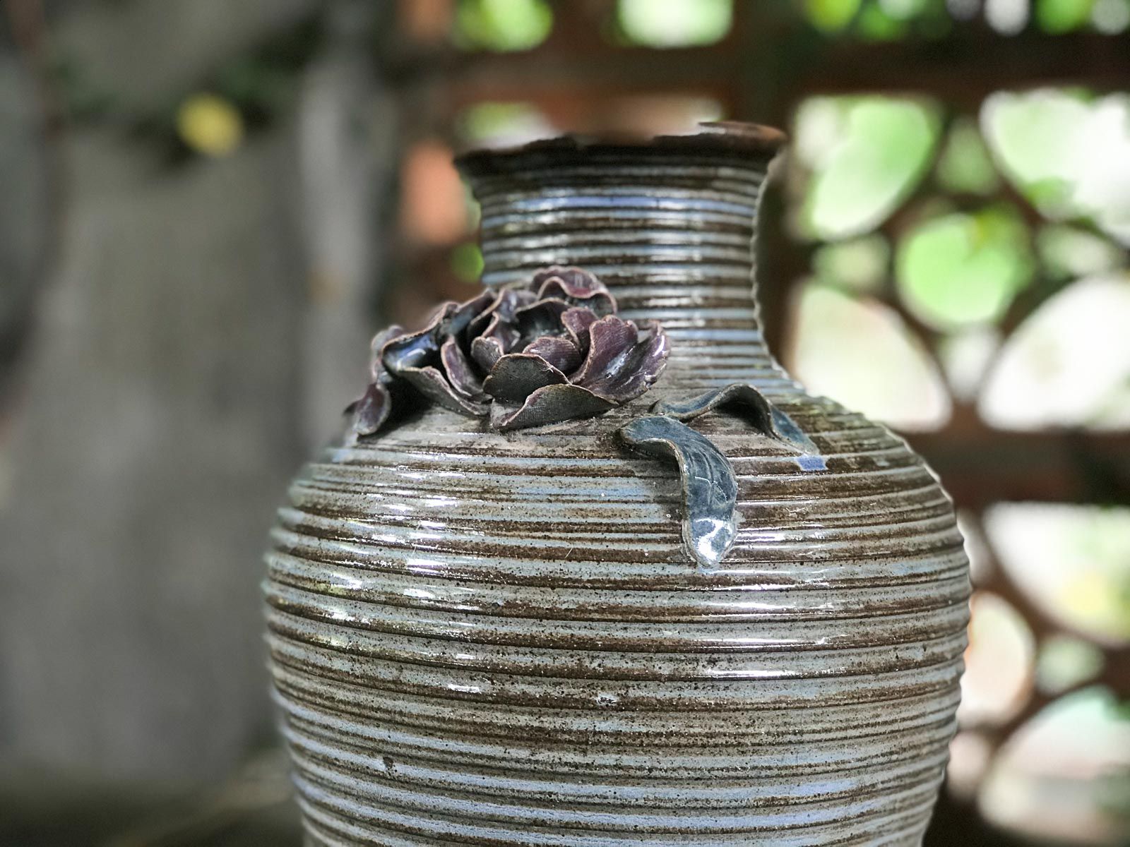 Bình vuốt tay, hoa đắp nổi cổ cao, H25 cm