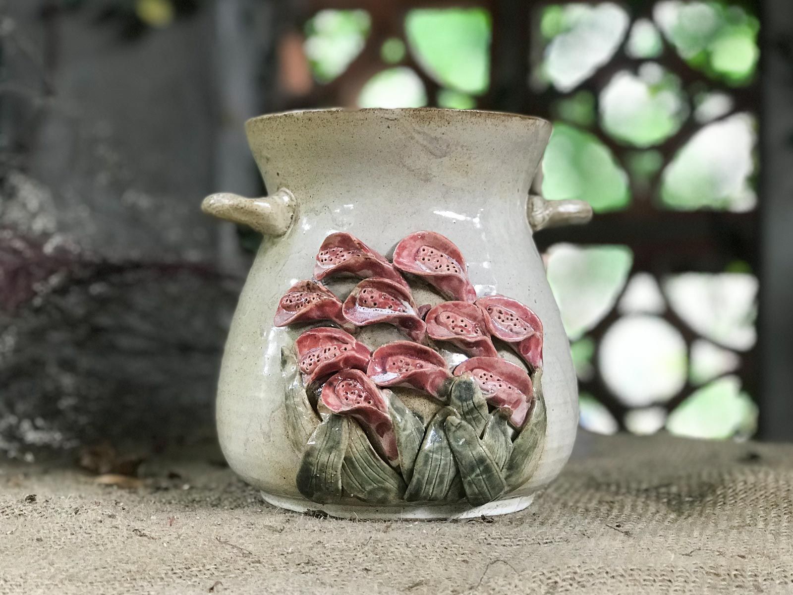 Bình vuốt tay, hoa đắp nổi 2 quai miệng rộng, H16 cm