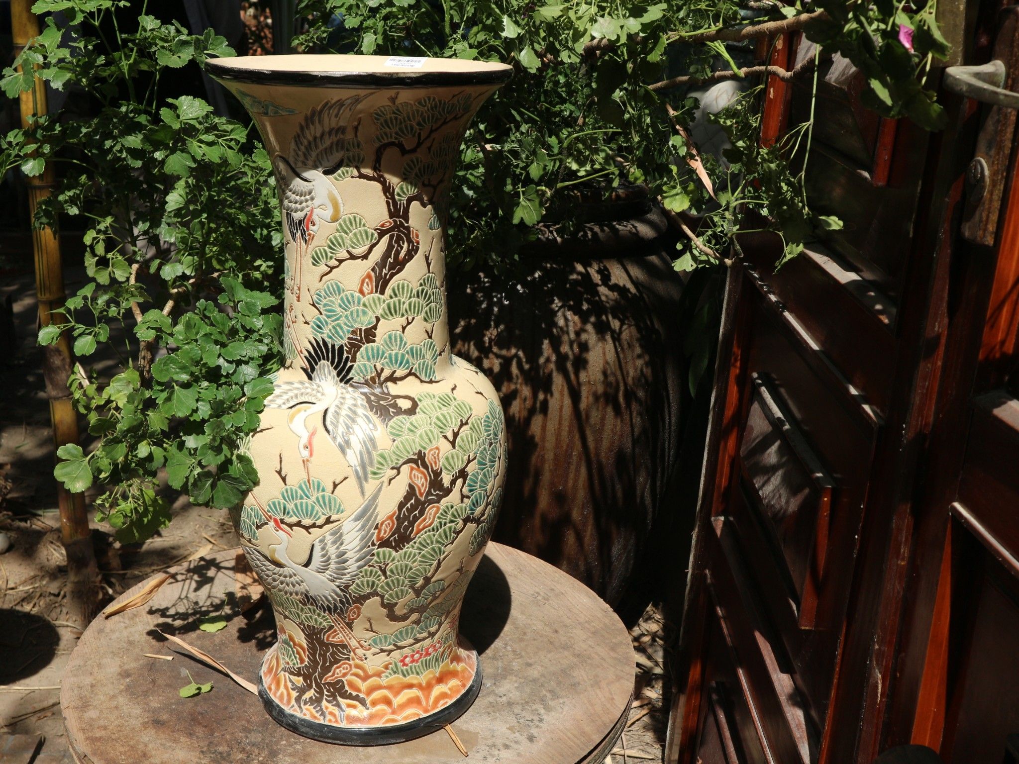 Bình gốm mỹ nghệ, họa tiết khắc Tùng hạc diên niên, H60 cm