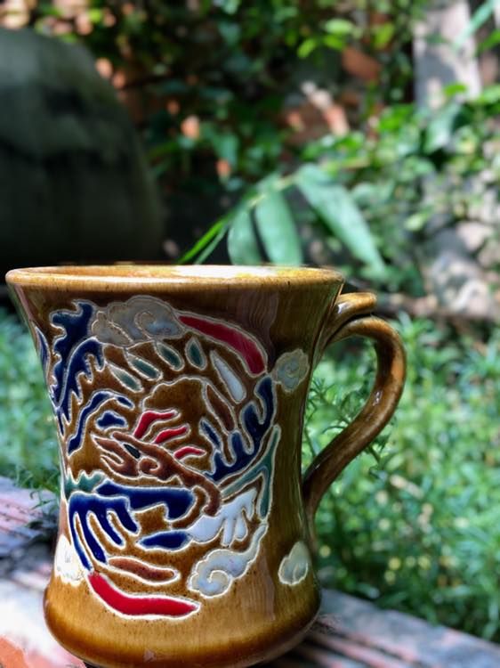 Ly gốm vuốt tay, chấm khắc thủ công, sản phẩm độc quyền cho đối tác