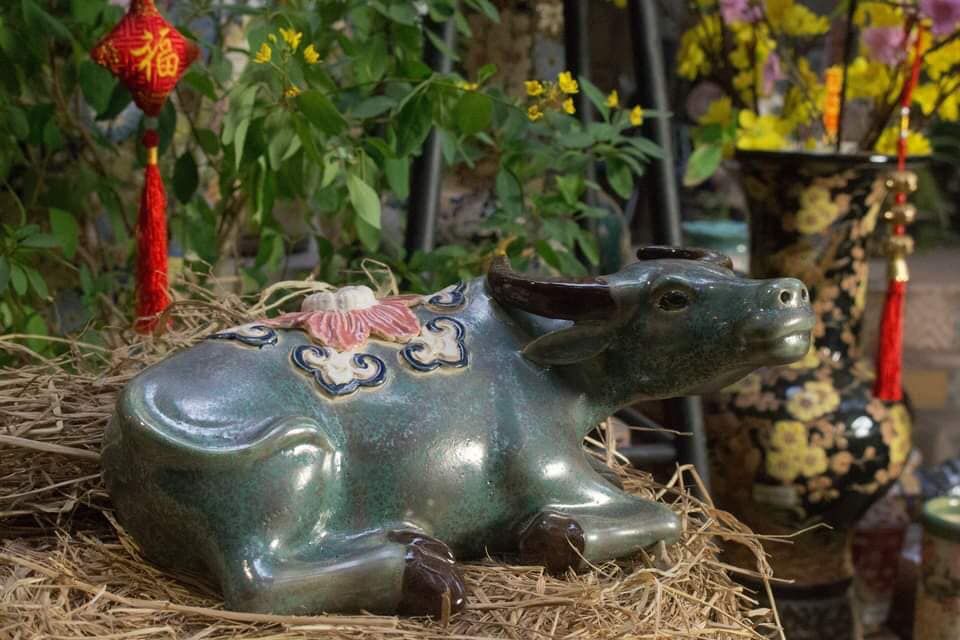 Tượng Trâu nghỉ ngơi khắc họa tiết, men xanh đồng, D26xR15xC10 cm