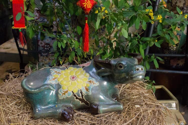 Tượng Trâu nghỉ ngơi khắc họa tiết, men xanh đồng, D26xR15xC10 cm