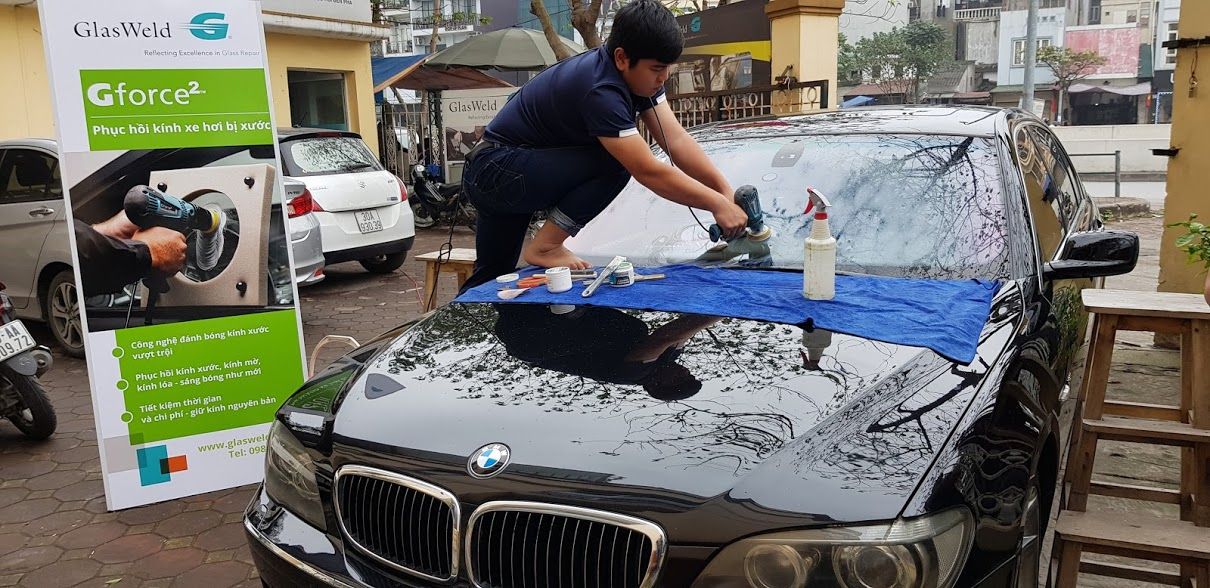 Đánh bóng kính chắn gió - Xe SEDAN hạng trung trở xuống