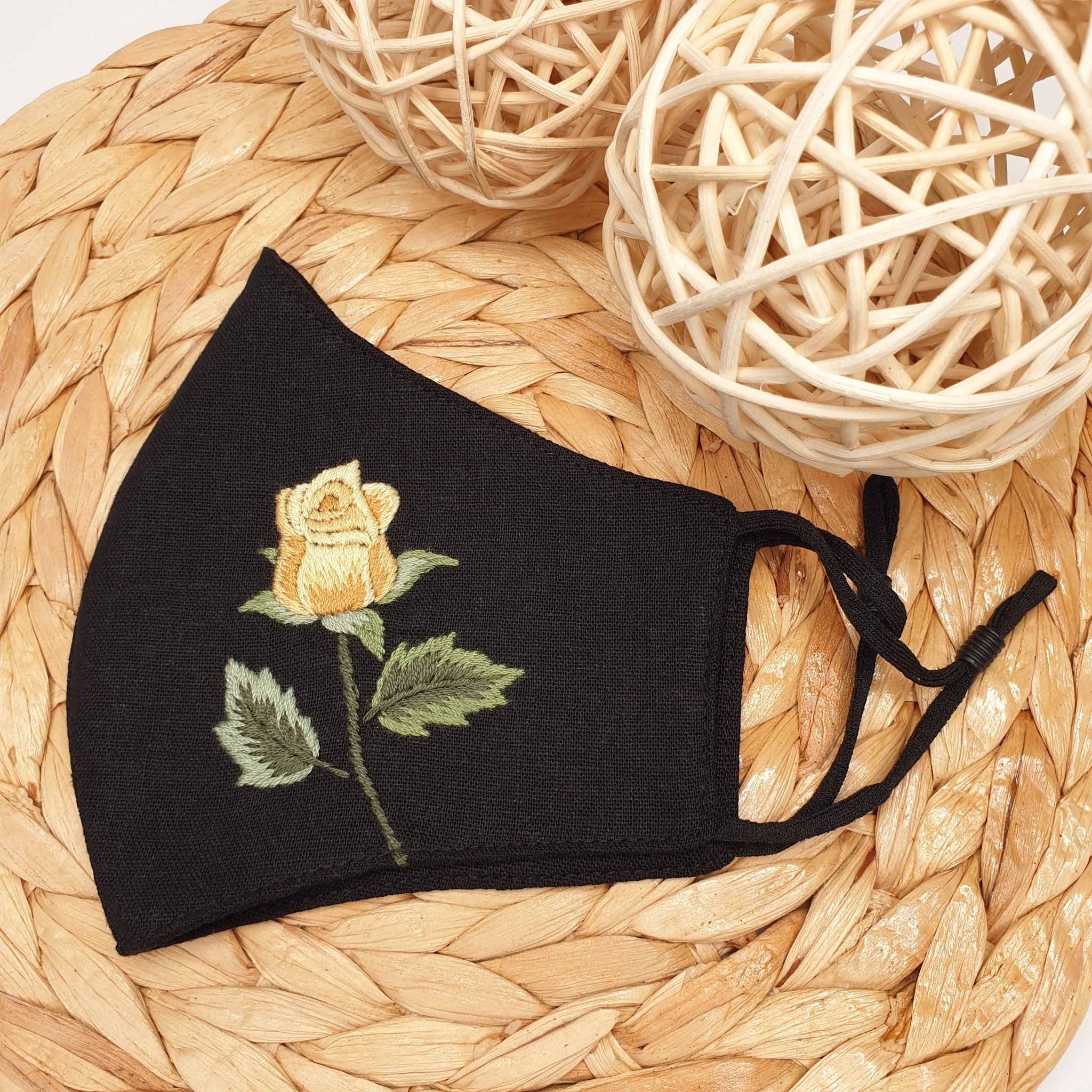 Khẩu trang thêu tay vải linen hình hoa hồng Jeslyn JL178